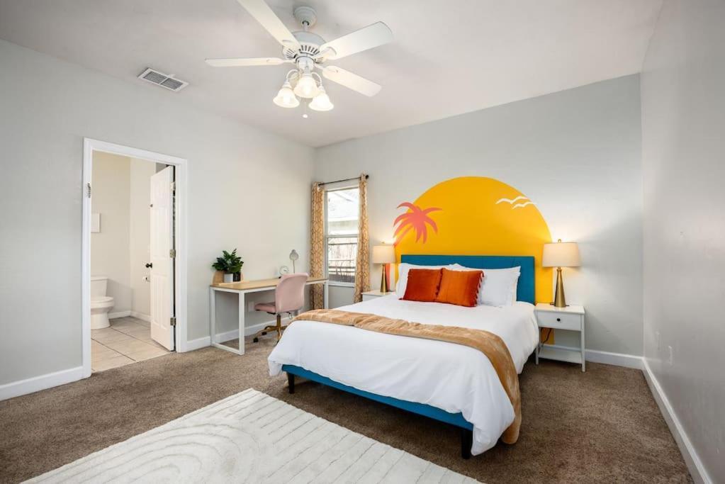 Your Uf Getaway: 1 Block From Campus - 4 Bd Haven *