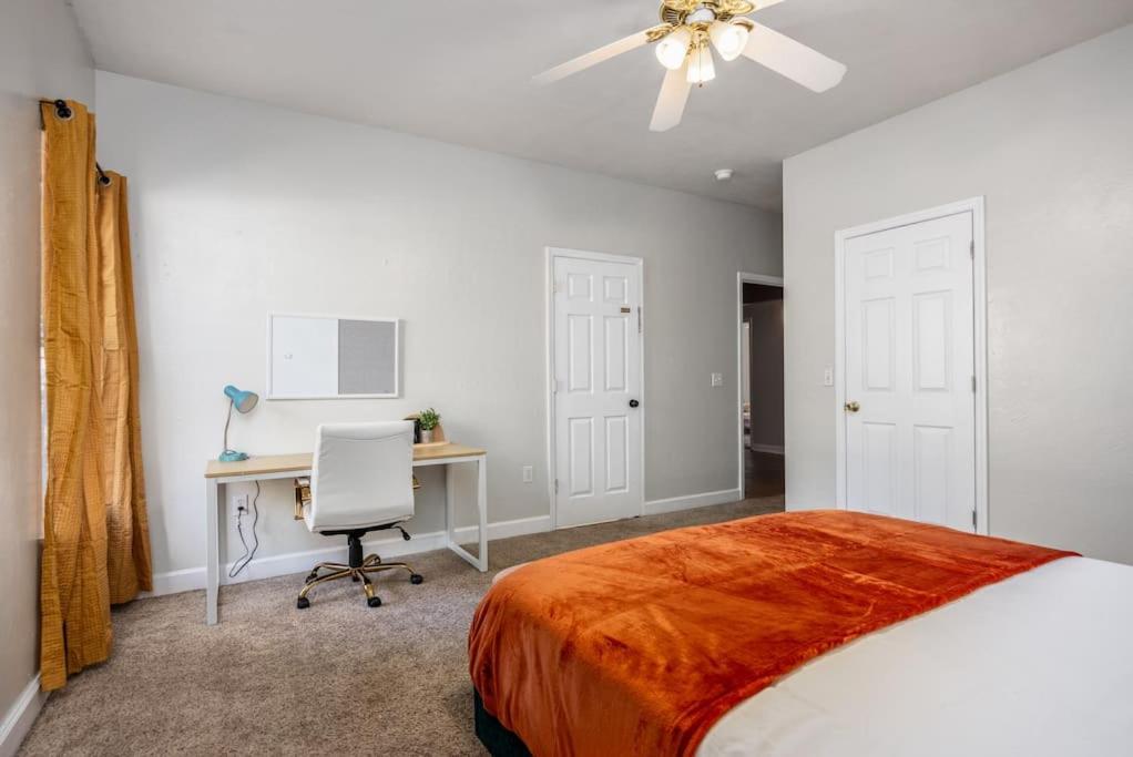 Your Uf Getaway: 1 Block From Campus - 4 Bd Haven Holiday home *