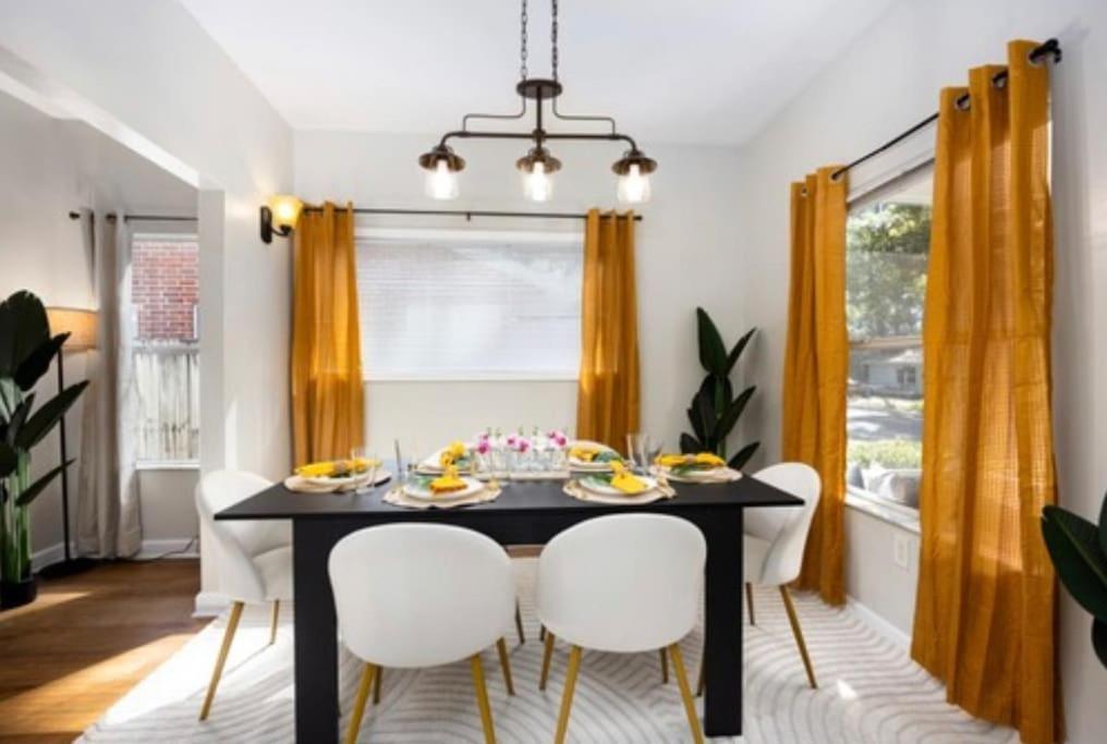 Your Uf Getaway: 1 Block From Campus - 4 Bd Haven Holiday home *