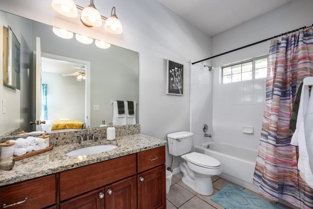 Your Uf Getaway: 1 Block From Campus - 4 Bd Haven *