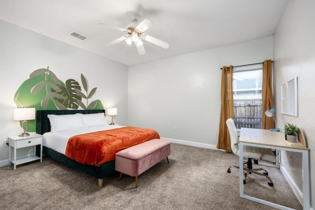 Your Uf Getaway: 1 Block From Campus - 4 Bd Haven Holiday home Gainesville