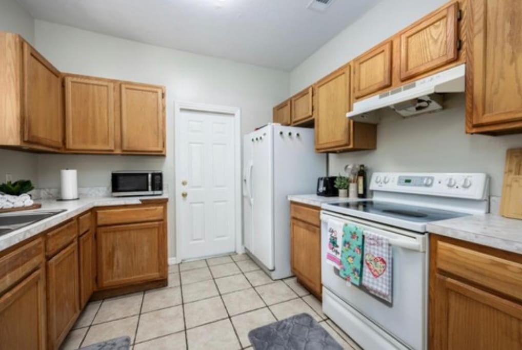 Your Uf Getaway: 1 Block From Campus - 4 Bd Haven Holiday home *