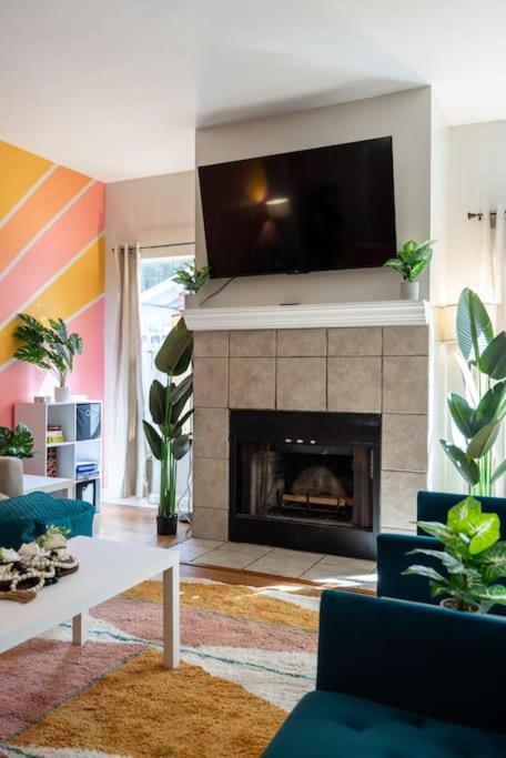 Your Uf Getaway: 1 Block From Campus - 4 Bd Haven