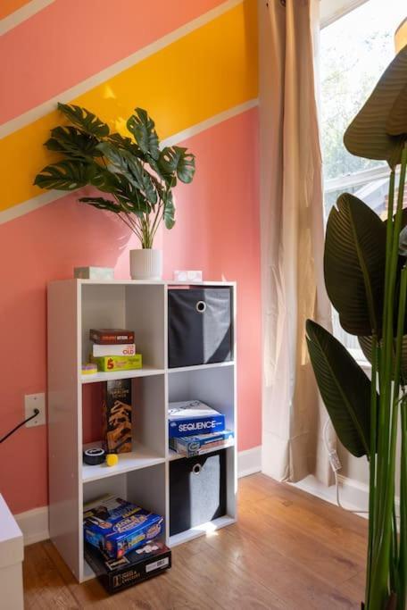 Your Uf Getaway: 1 Block From Campus - 4 Bd Haven *