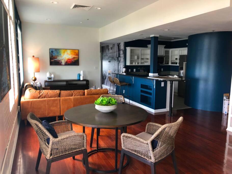 5-star Luxury - Atop The Seagle Building Apartment