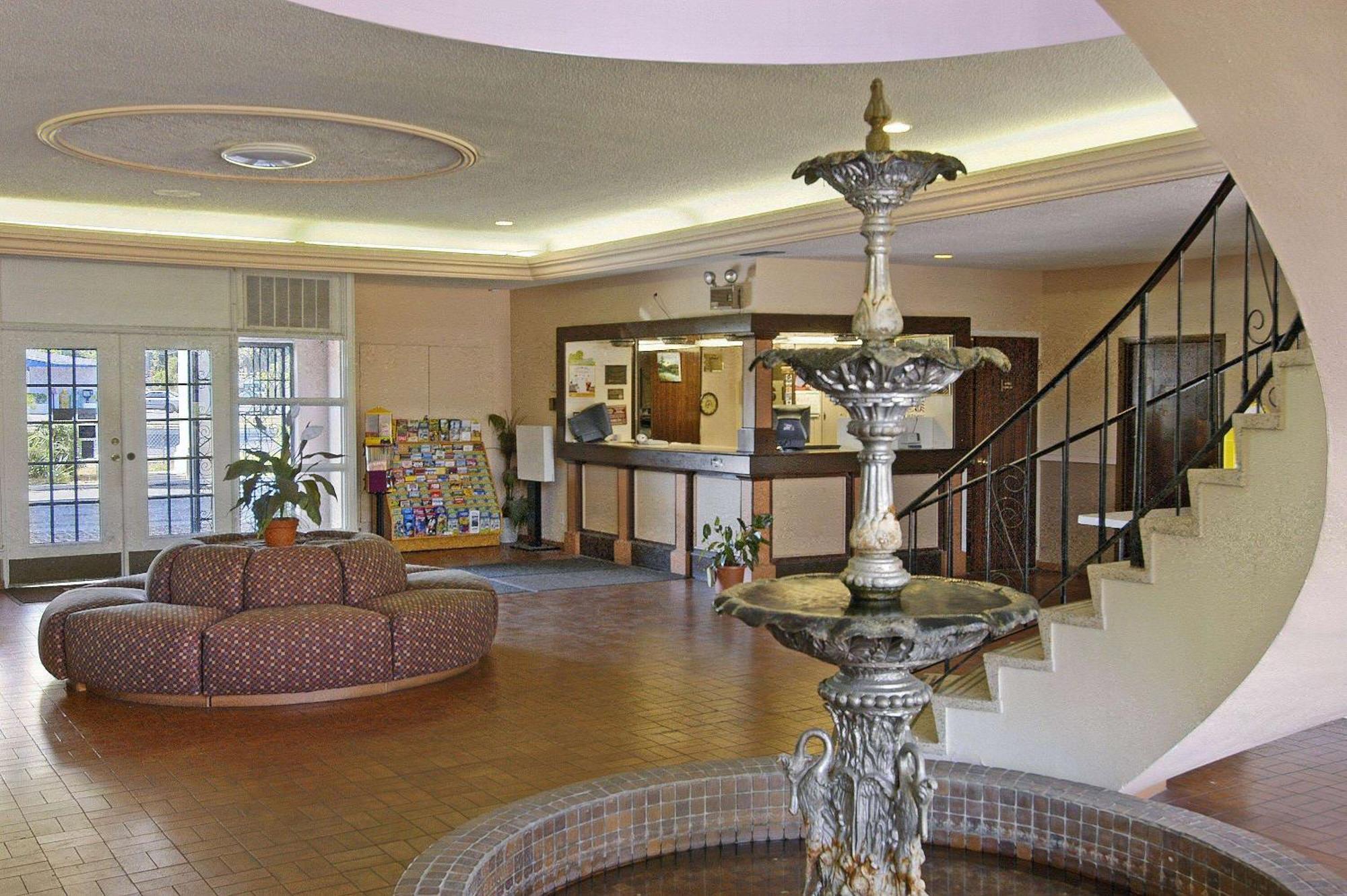 Days By Wyndham University Hotel