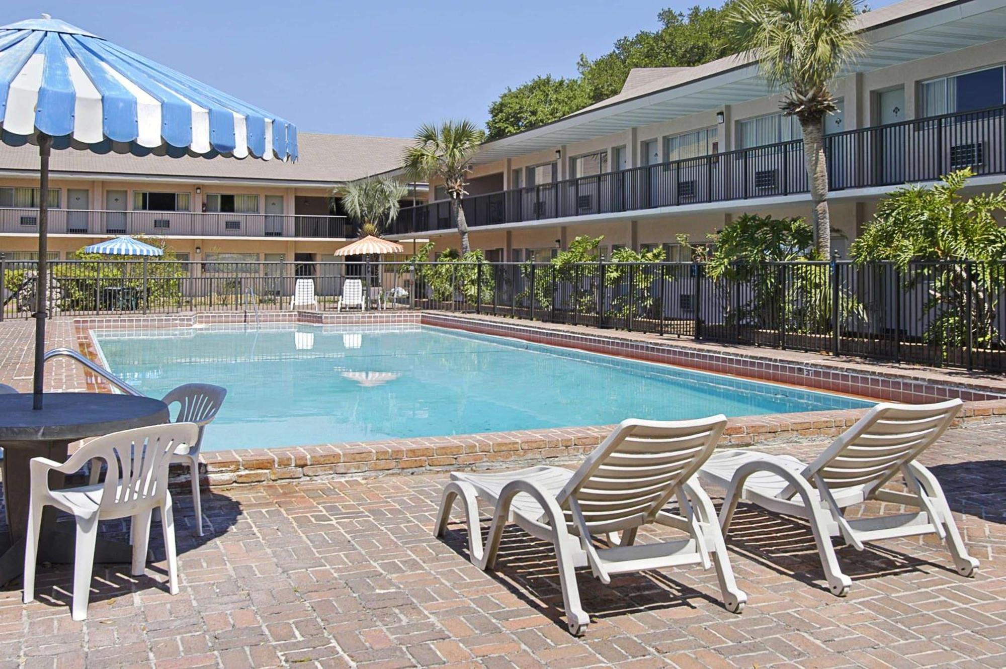 Days By Wyndham University Hotel Gainesville