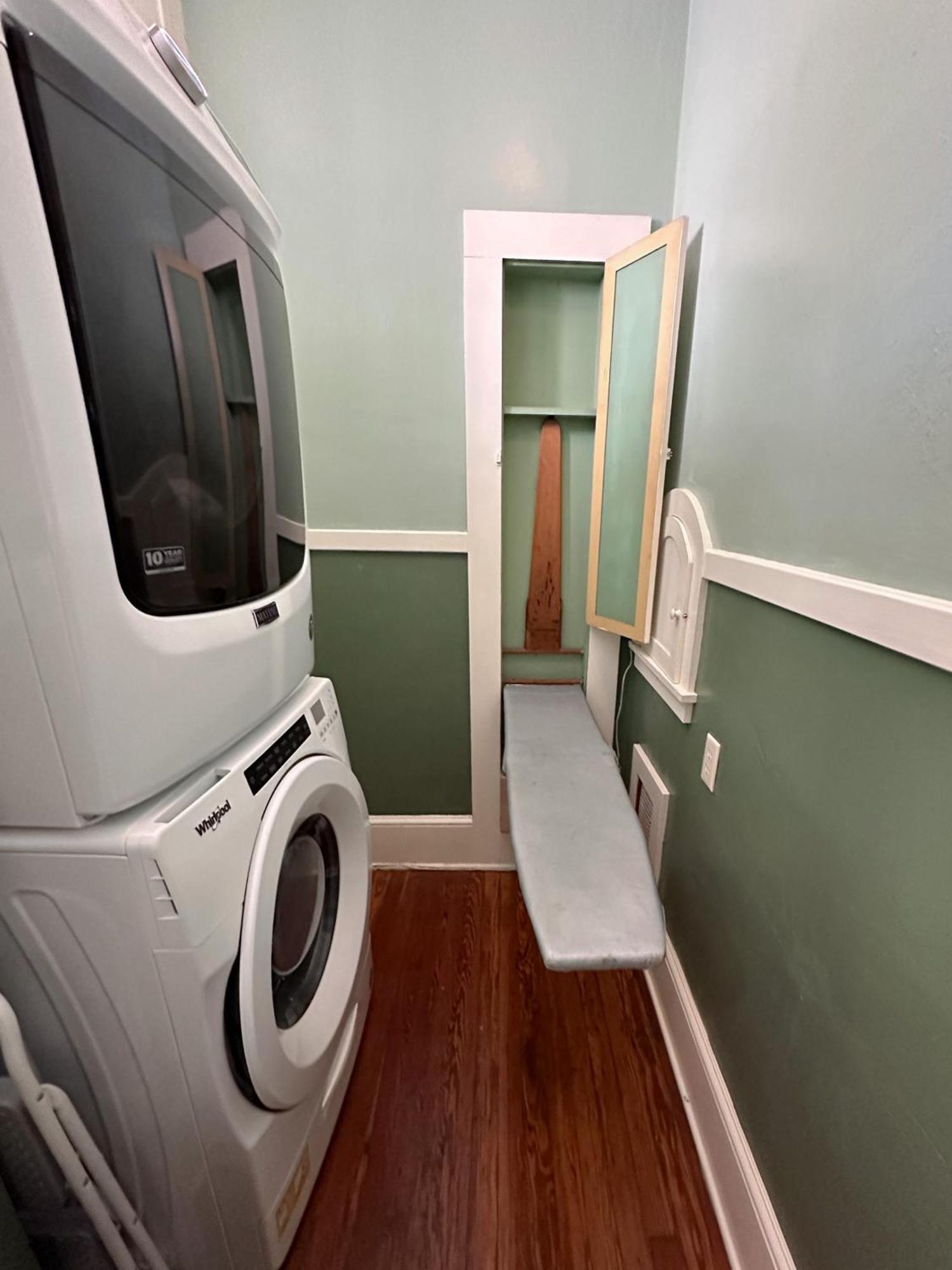 Adorable 1920s Near Uf Stadium Sleeps 10 Holiday home *