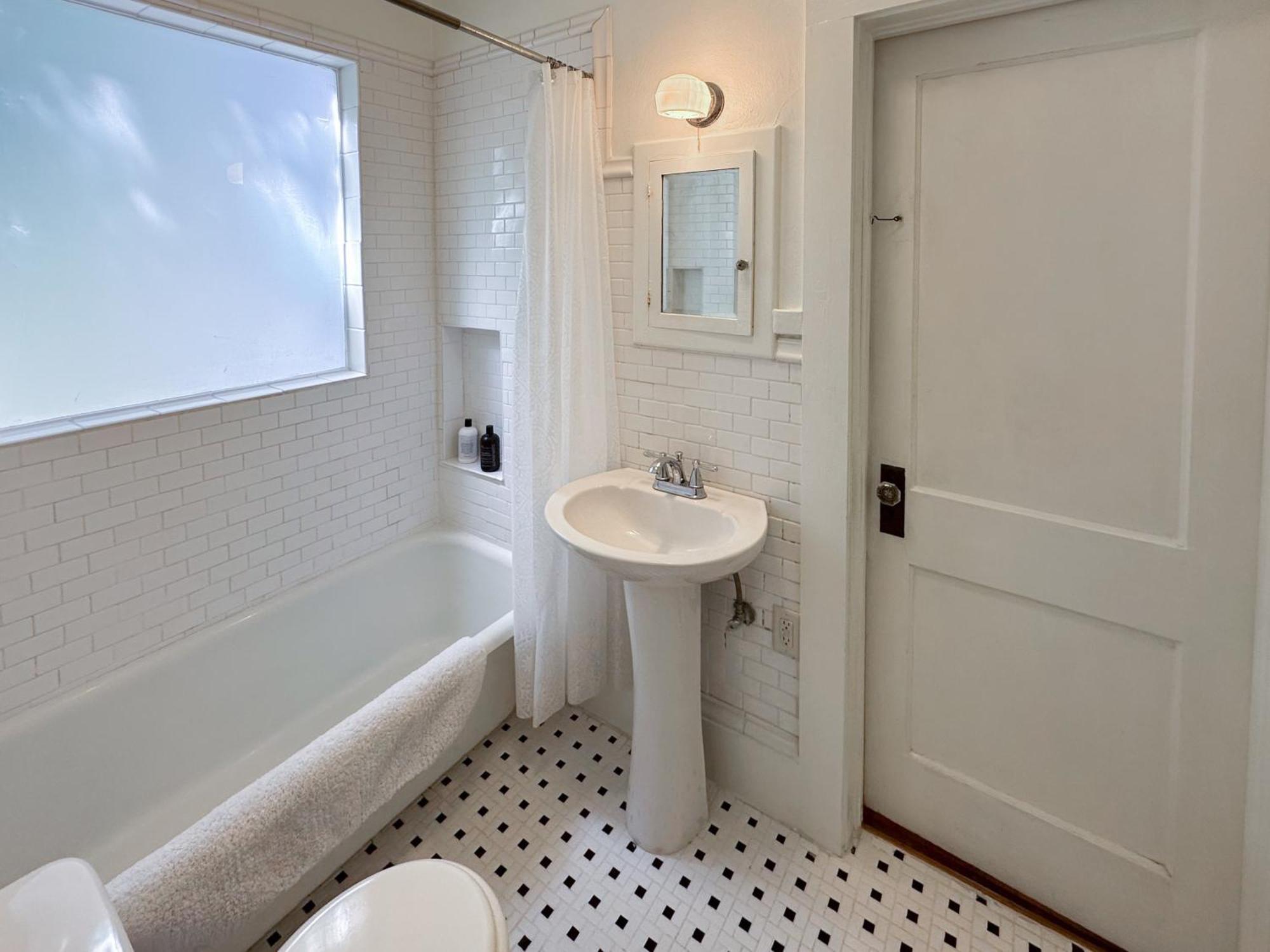 Adorable 1920s Near Uf Stadium Sleeps 10