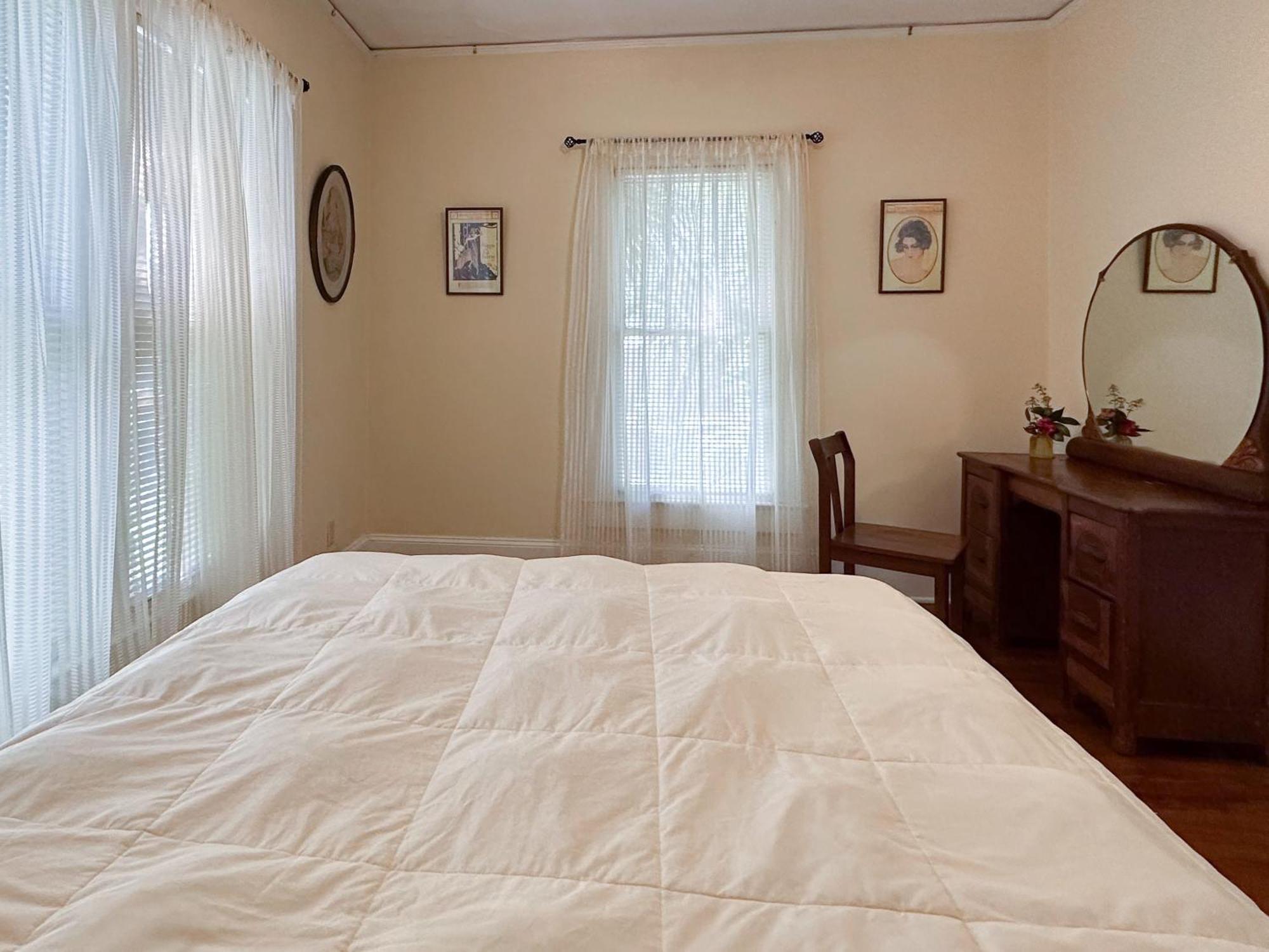 Adorable 1920s Near Uf Stadium Sleeps 10 Holiday home *