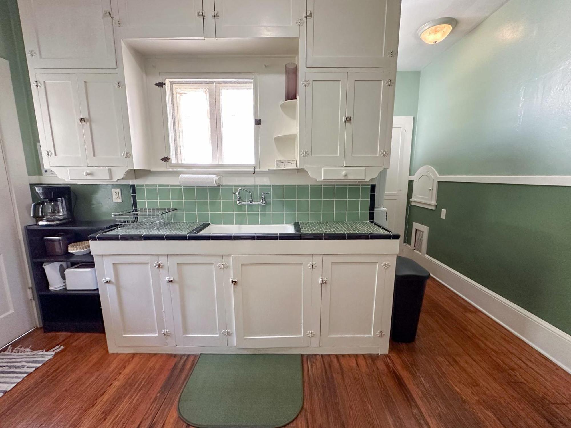 Adorable 1920s Near Uf Stadium Sleeps 10 Holiday home