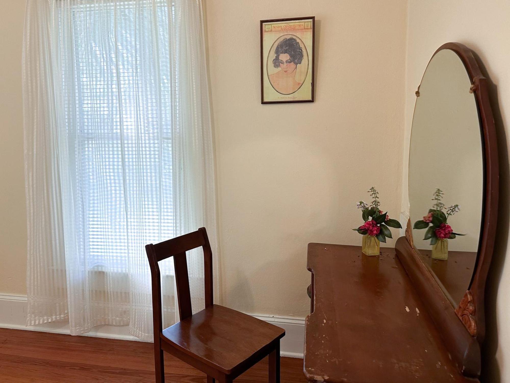 Adorable 1920s Near Uf Stadium Sleeps 10 Holiday home *