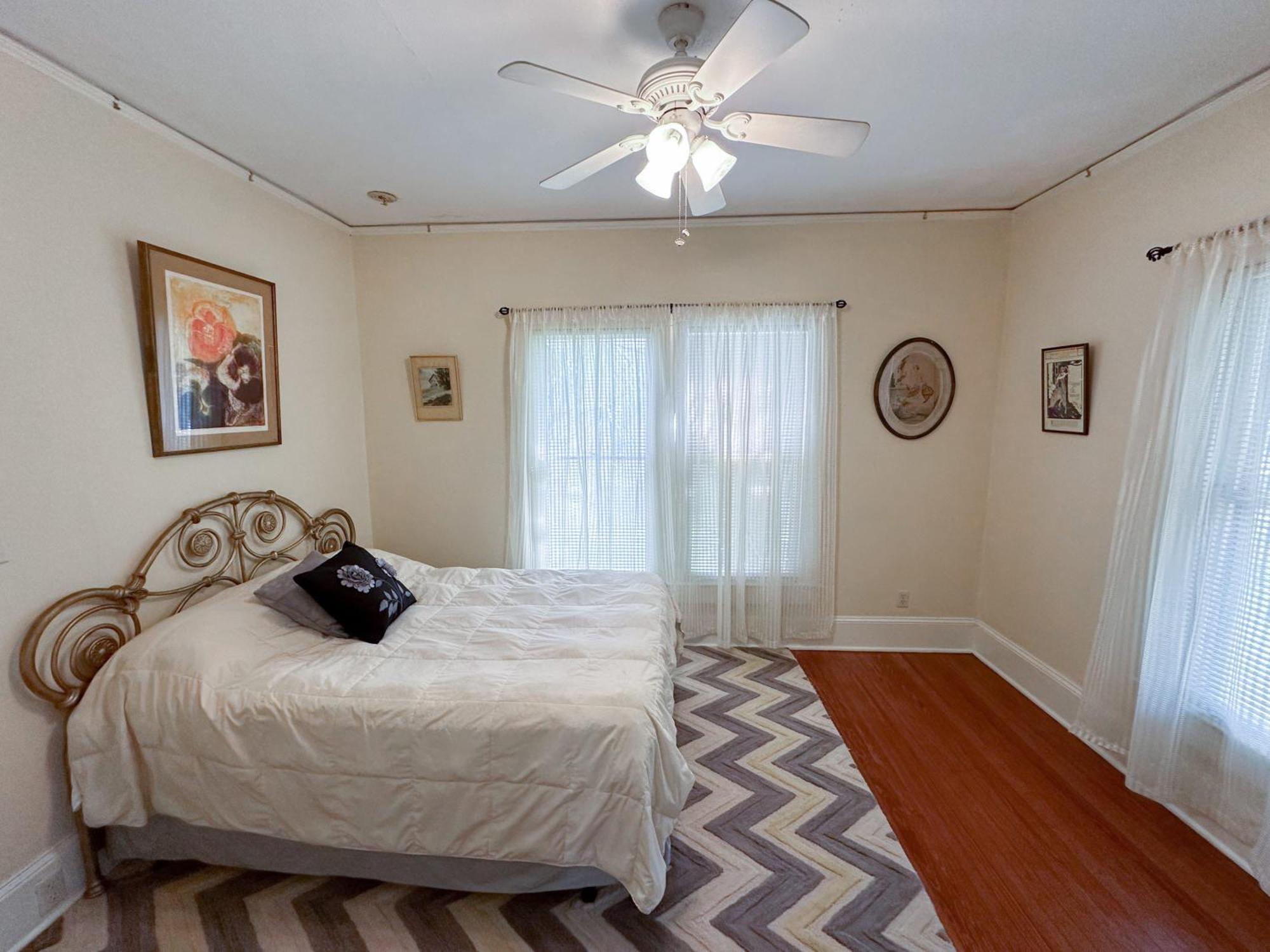 Adorable 1920s Near Uf Stadium Sleeps 10 Holiday home *
