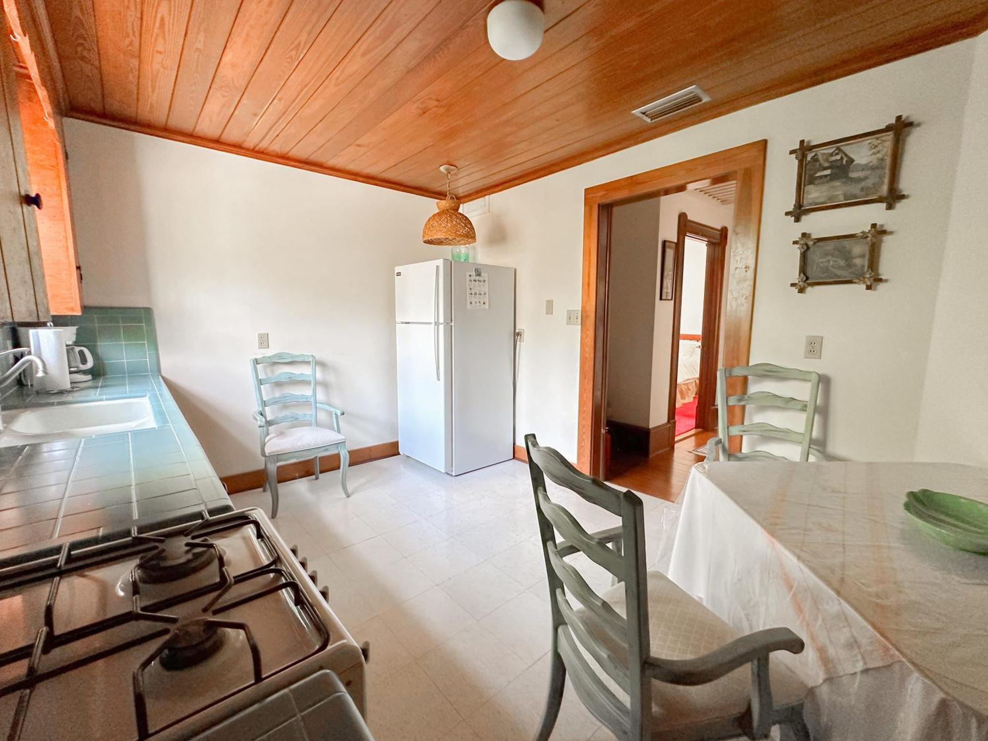 Cozy Victorian Downtown Sleeps 5 Apartment