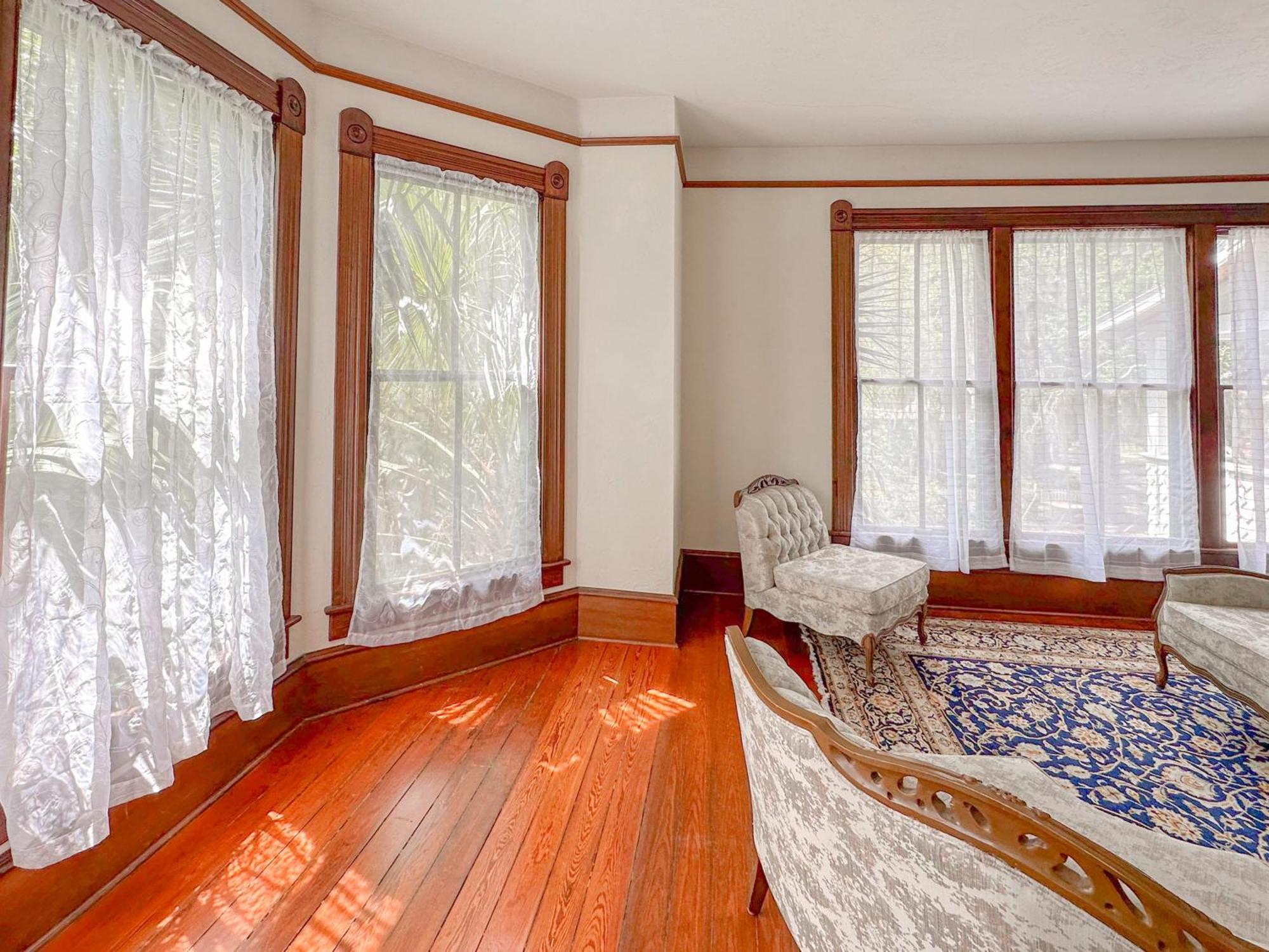 Cozy Victorian Downtown Sleeps 5