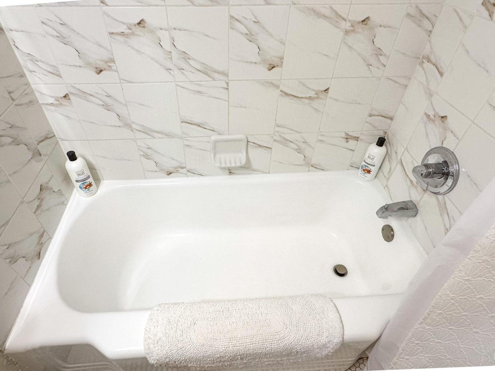 Cozy Victorian Downtown Sleeps 5 *