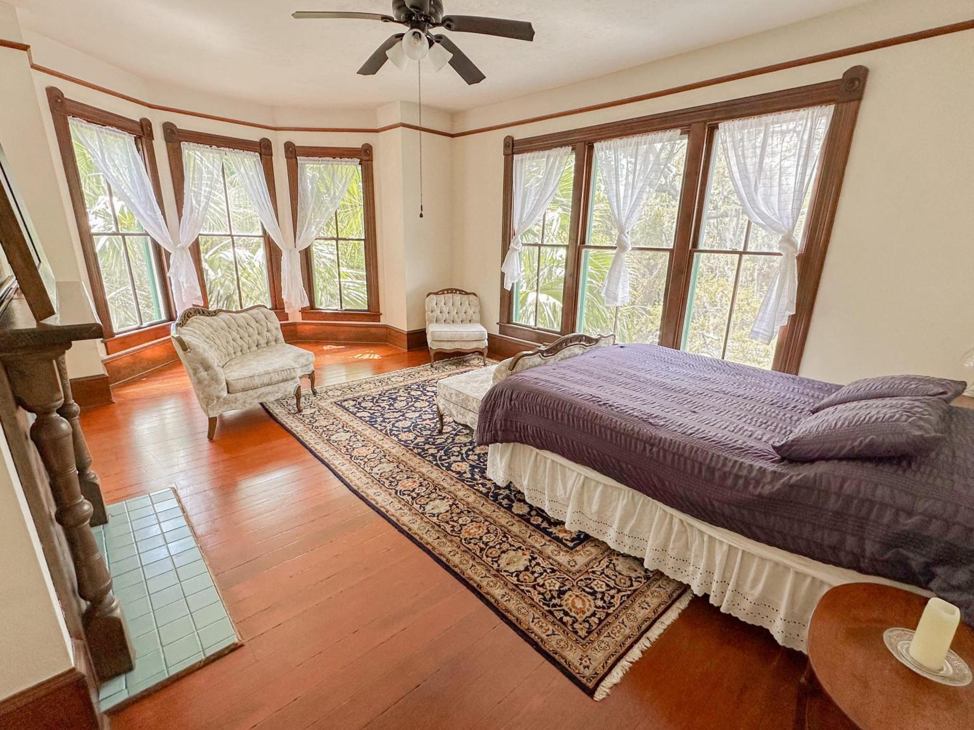 Apartment Cozy Victorian Downtown Sleeps 5 *