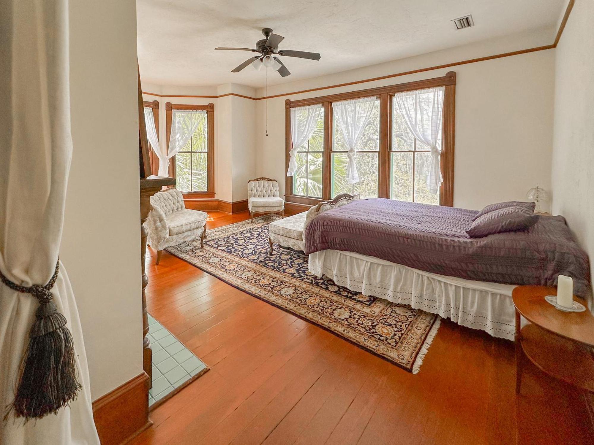 Cozy Victorian Downtown Sleeps 5