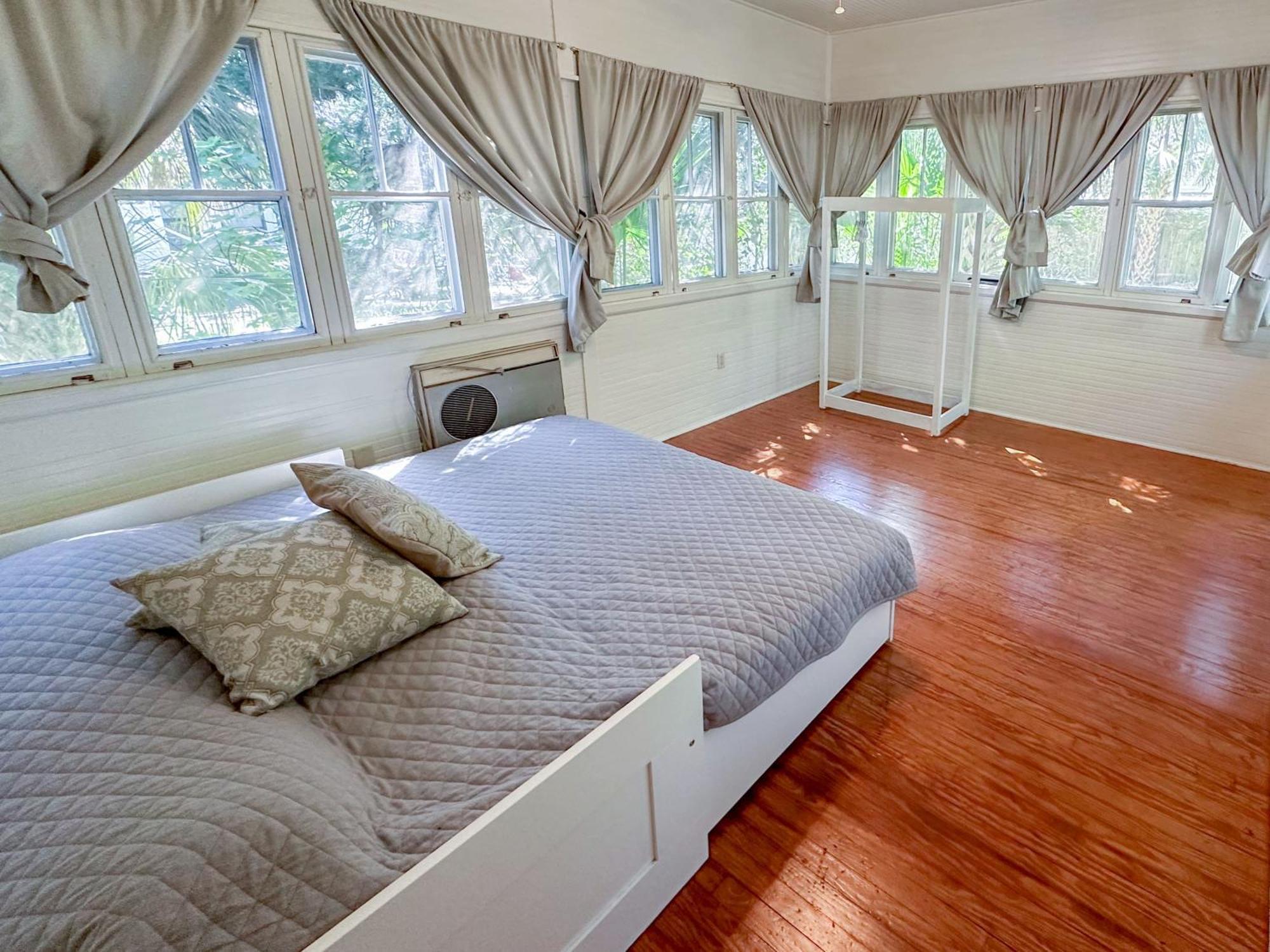 Adorable 1920s Near Uf Stadium Sleeps 10 Holiday home Gainesville