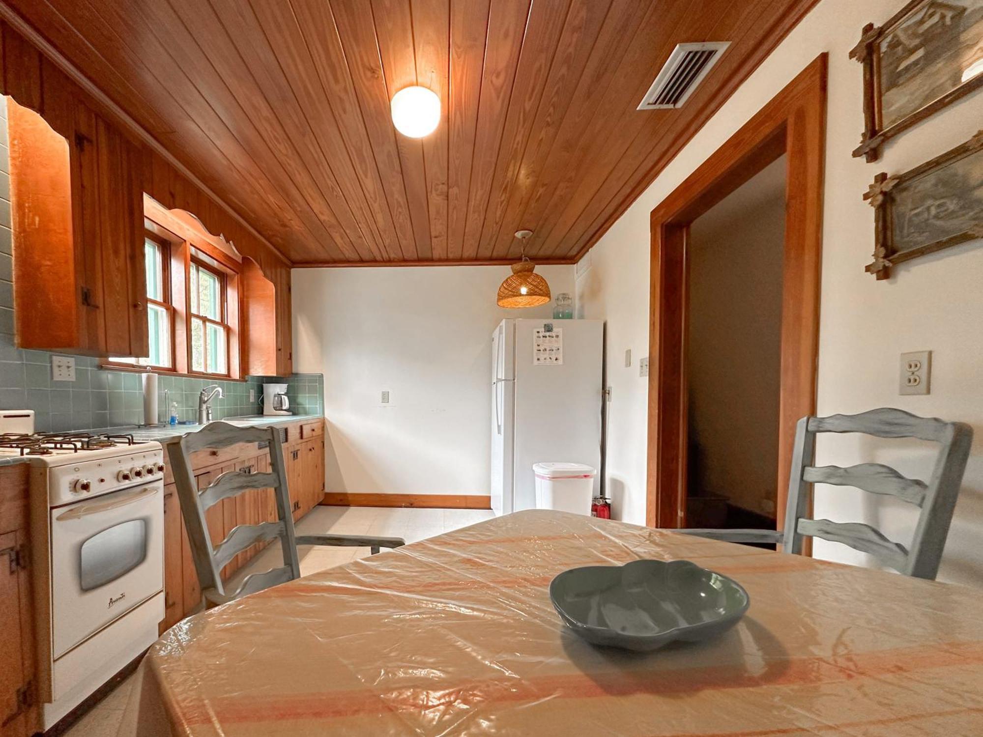 Cozy Victorian Downtown Sleeps 5 *