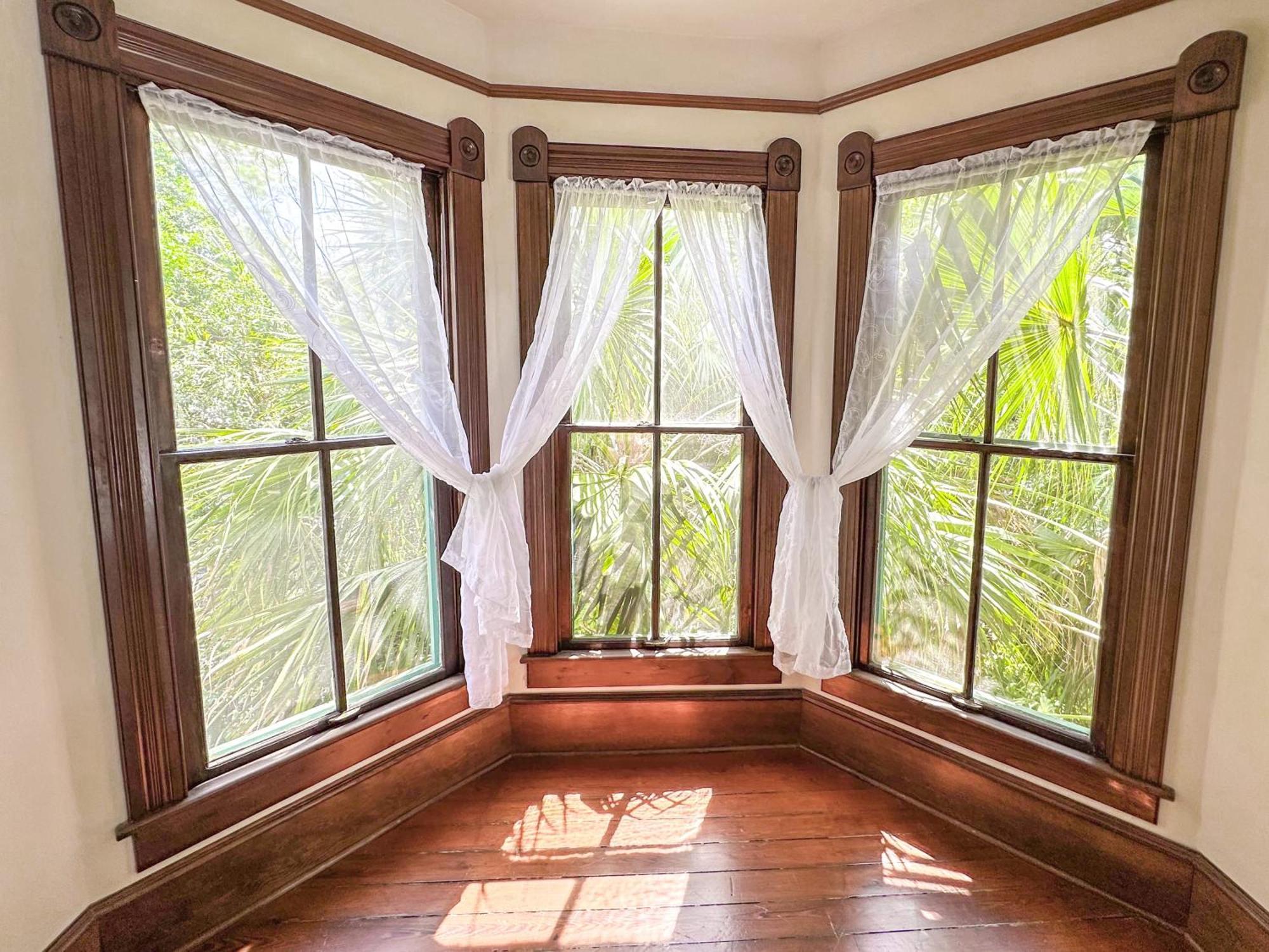 Cozy Victorian Downtown Sleeps 5 *