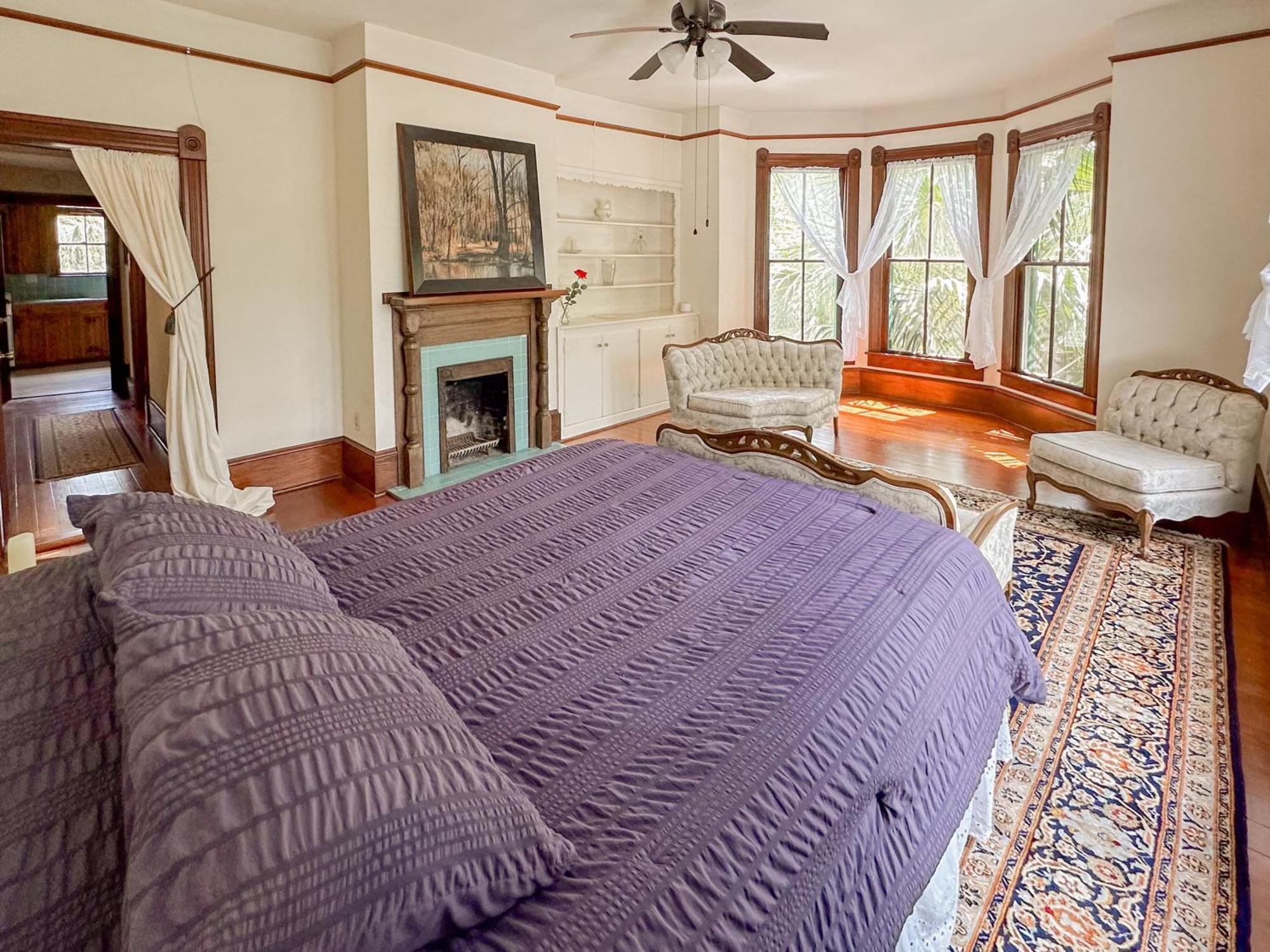 Cozy Victorian Downtown Sleeps 5 Apartment