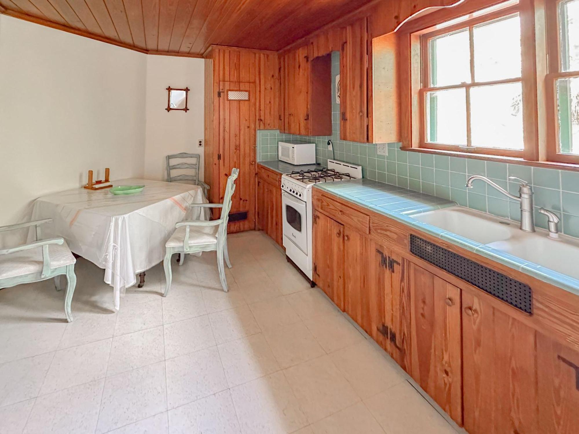 Cozy Victorian Downtown Sleeps 5 Apartment