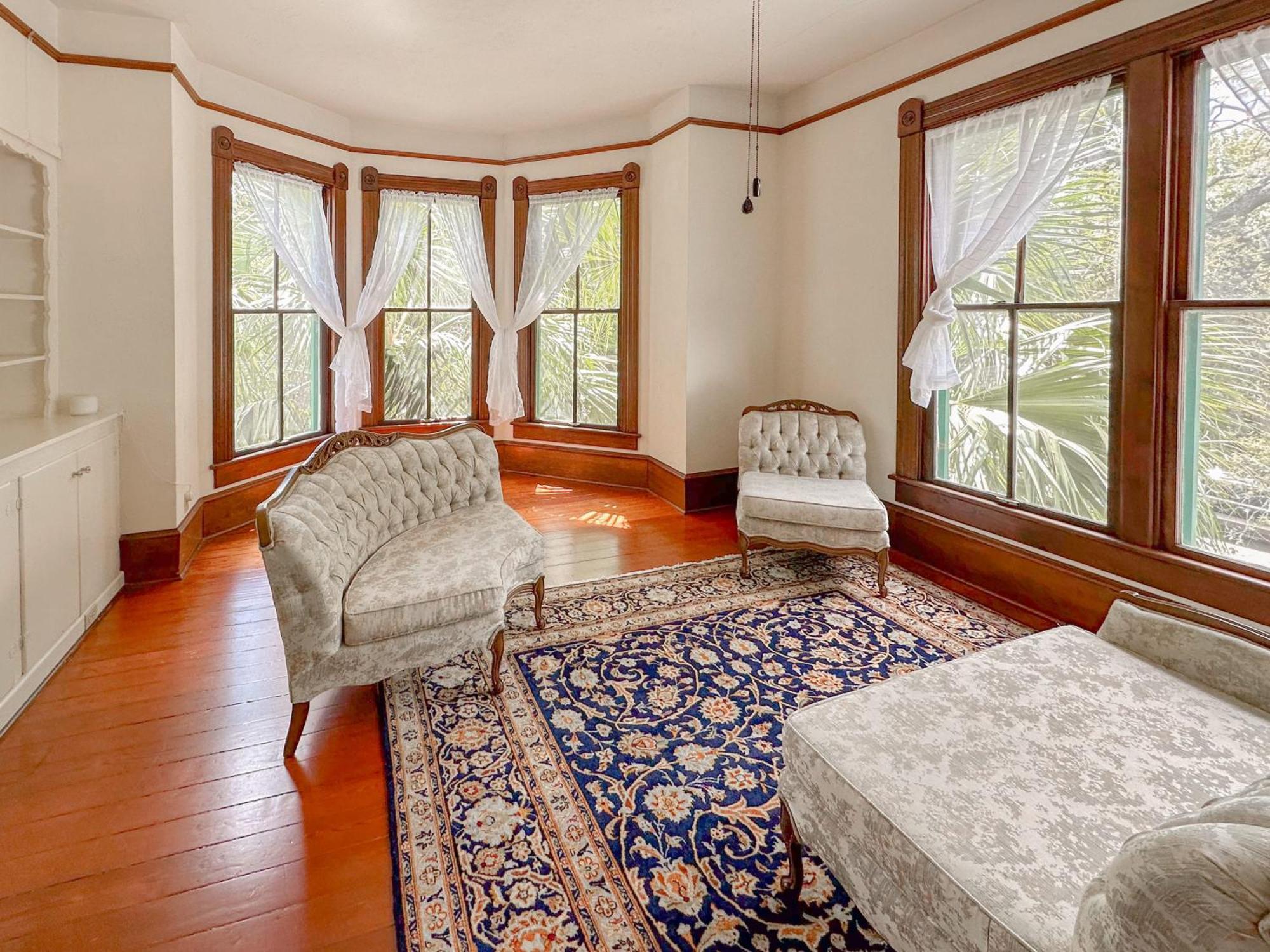 Cozy Victorian Downtown Sleeps 5 Apartment *