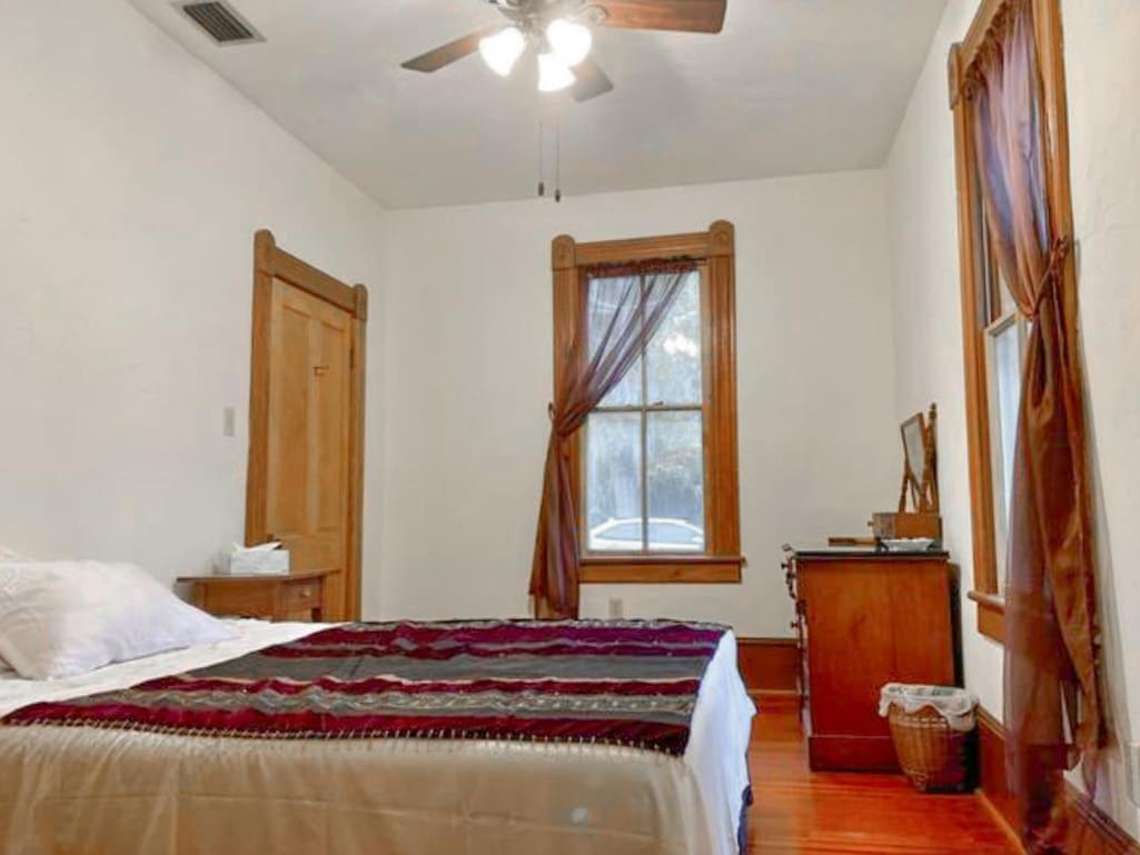 Downtown Historic Victorian Charmer Sleeps 7 Gainesville