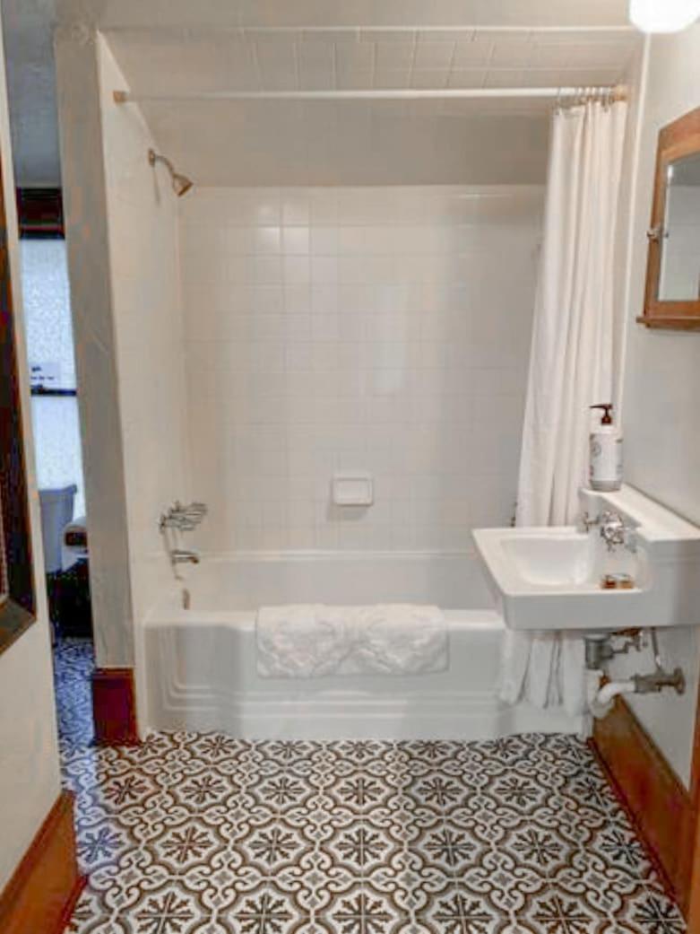Downtown Historic Victorian Charmer Sleeps 7 Apartment *