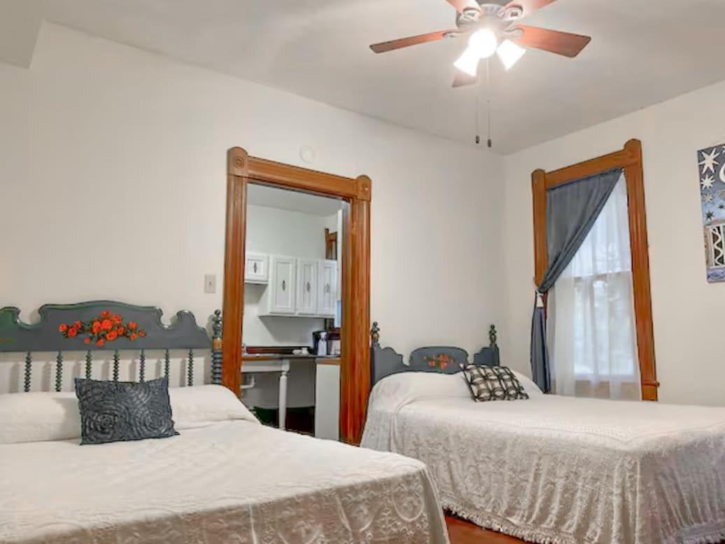 Downtown Historic Victorian Charmer Sleeps 7 Apartment Gainesville
