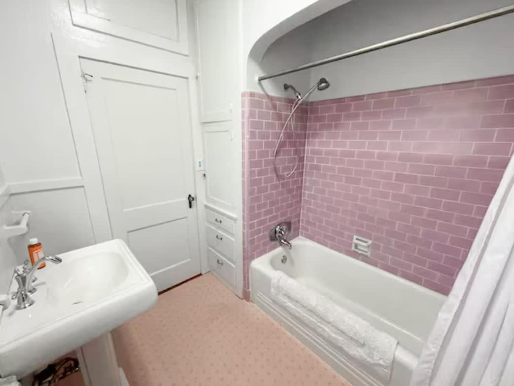 Holiday home Adorable 1920s Near Uf Stadium Sleeps 10 *