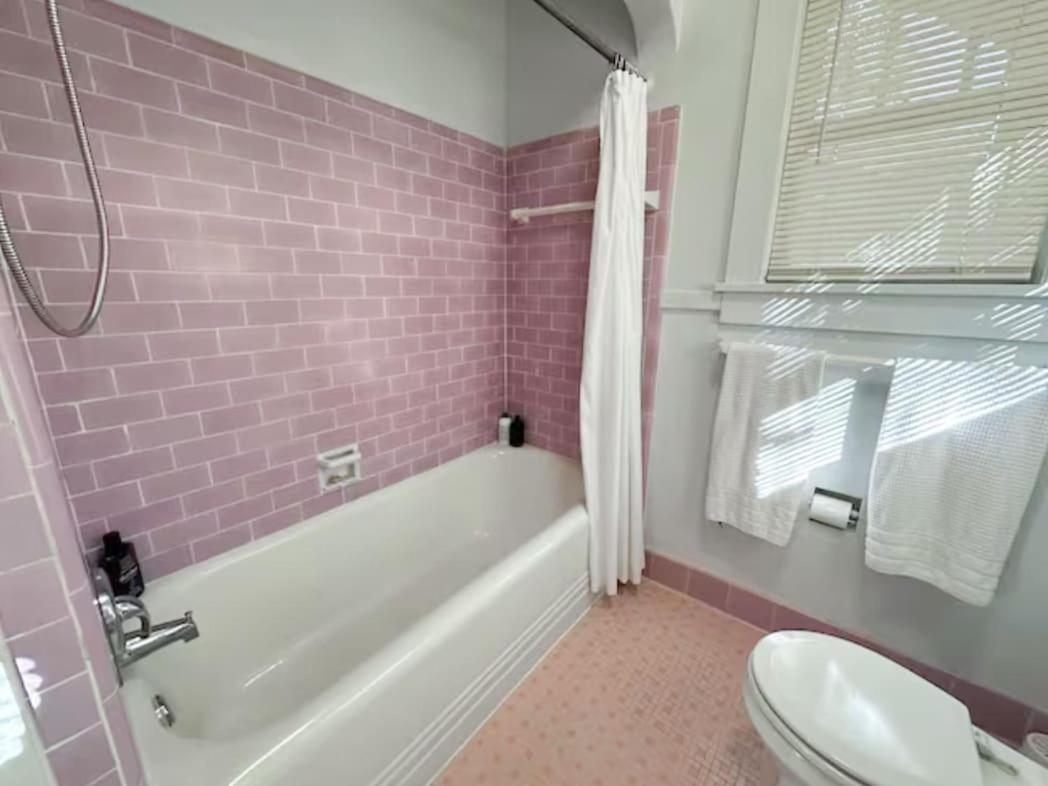 Adorable 1920s Near Uf Stadium Sleeps 10 Holiday home *