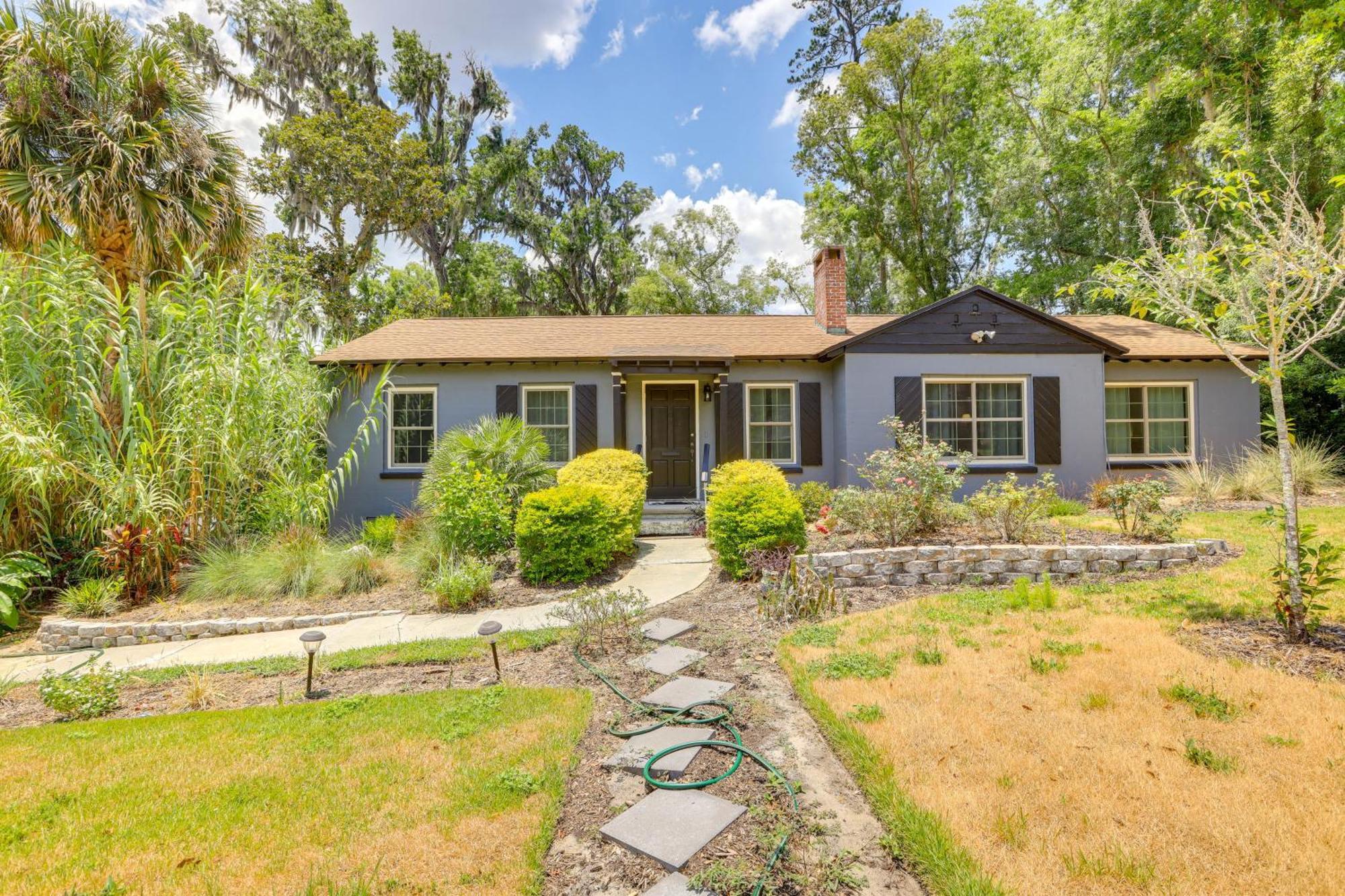 Holiday home Cozy About 1 Mi To University! *