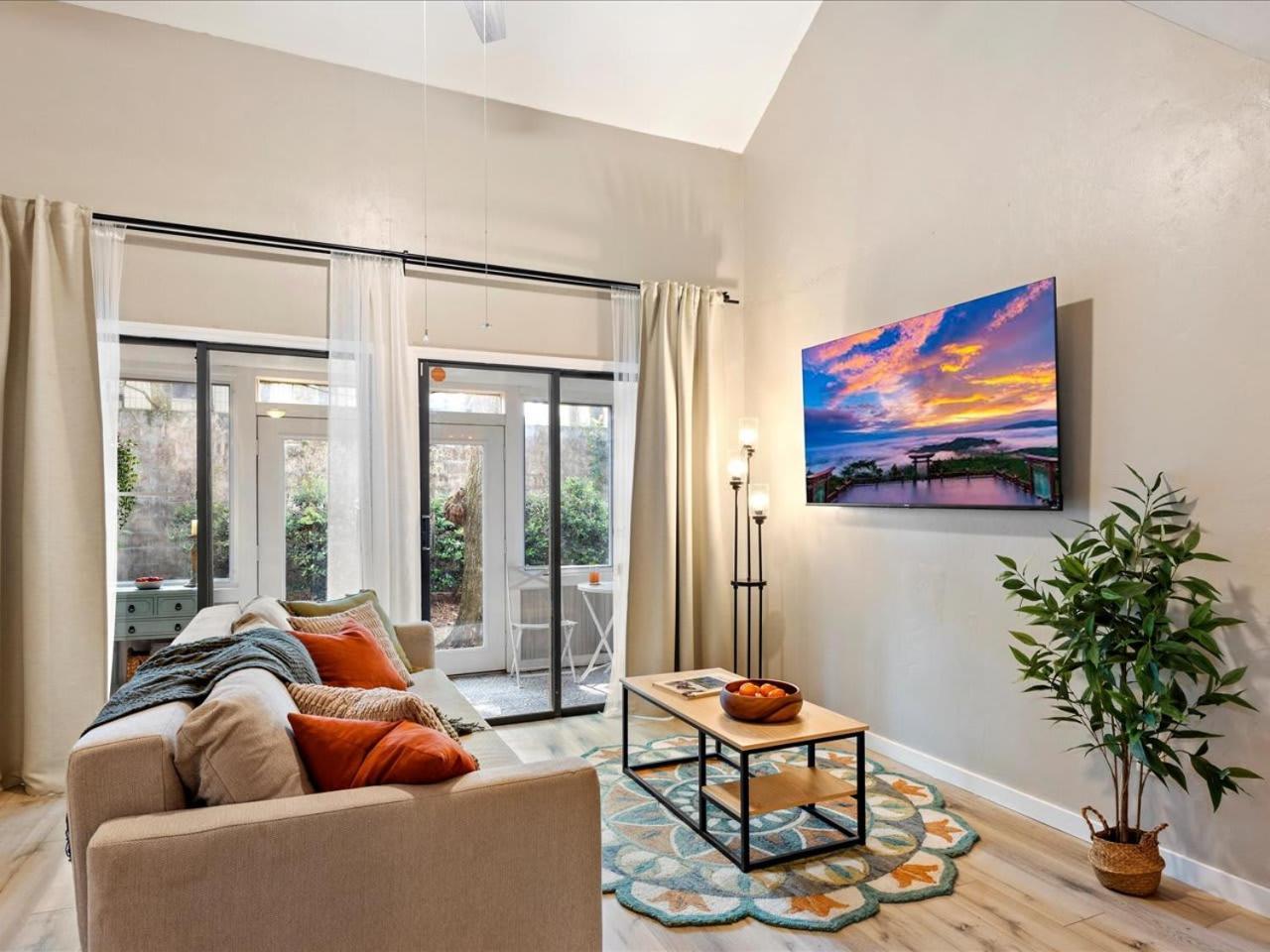Artist's Tower Townhome Just Renovated W Loft