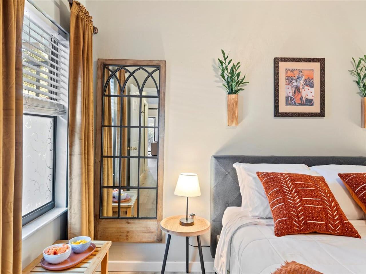 Apartment Artist's Tower Townhome Just Renovated W Loft Gainesville