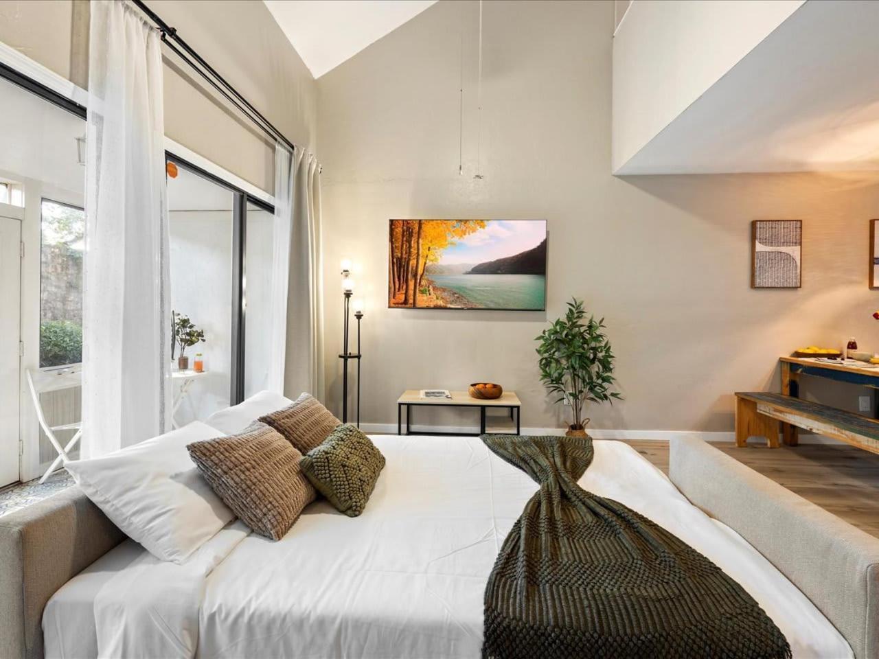 Artist's Tower Townhome Just Renovated W Loft Gainesville