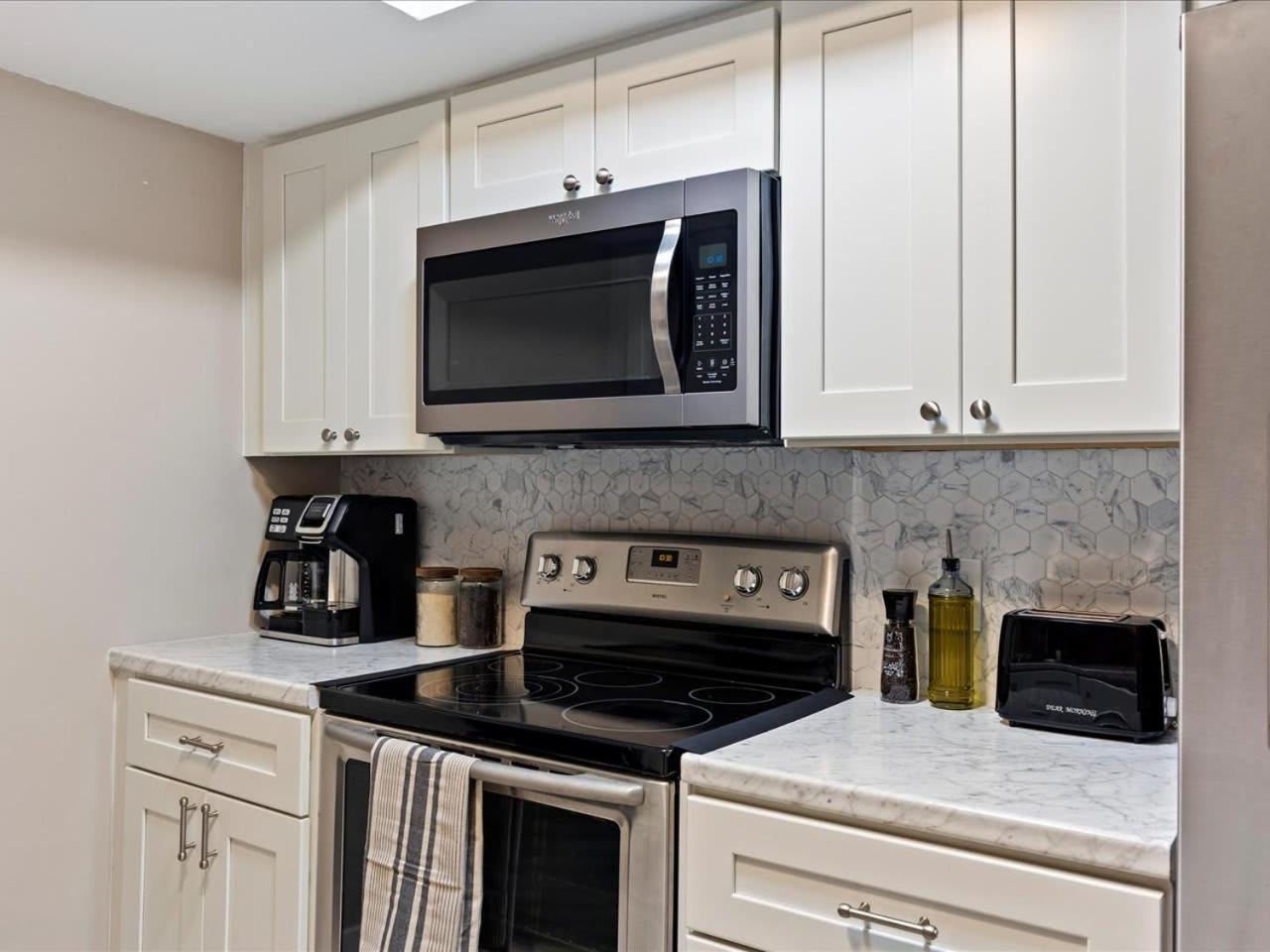 Artist's Tower Townhome Just Renovated W Loft Apartment Gainesville