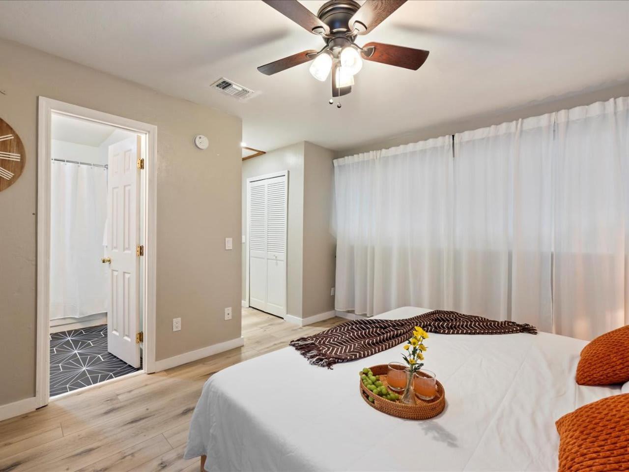Artist's Tower Townhome Just Renovated W Loft Apartment