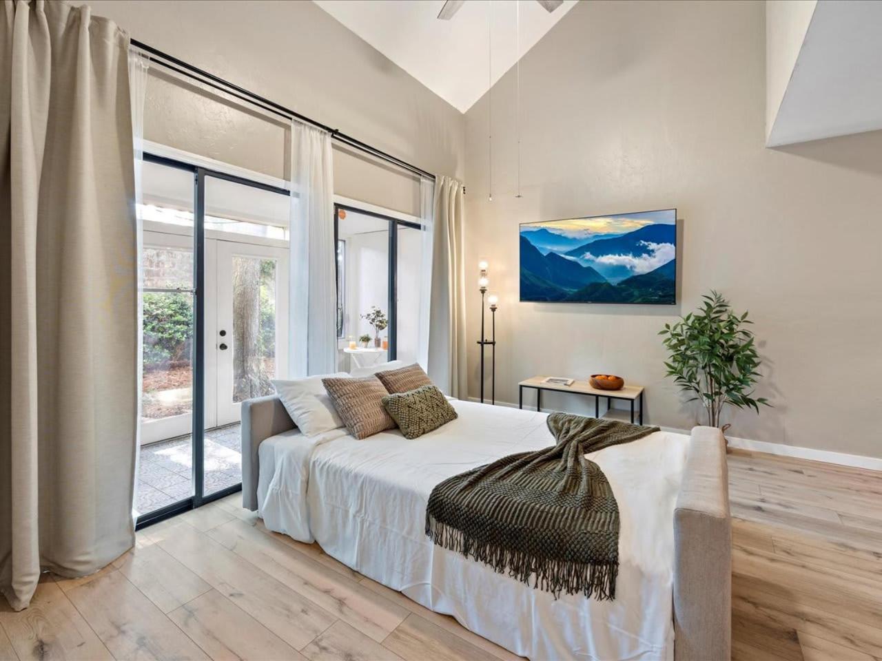 Artist's Tower Townhome Just Renovated W Loft Apartment Gainesville