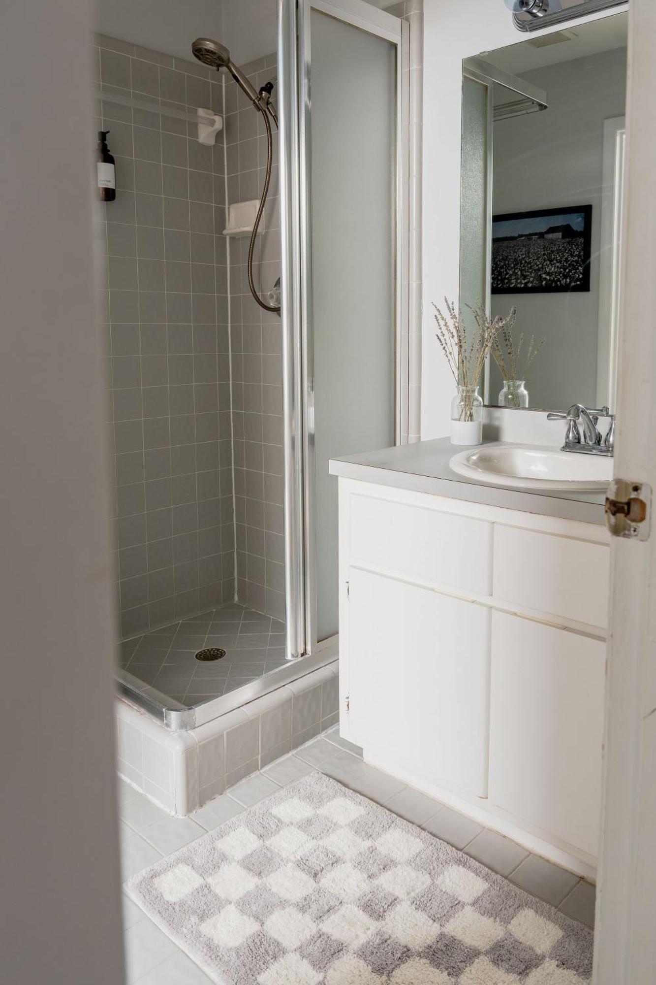 Quiet, Convenient & Modern Haven Apartment
