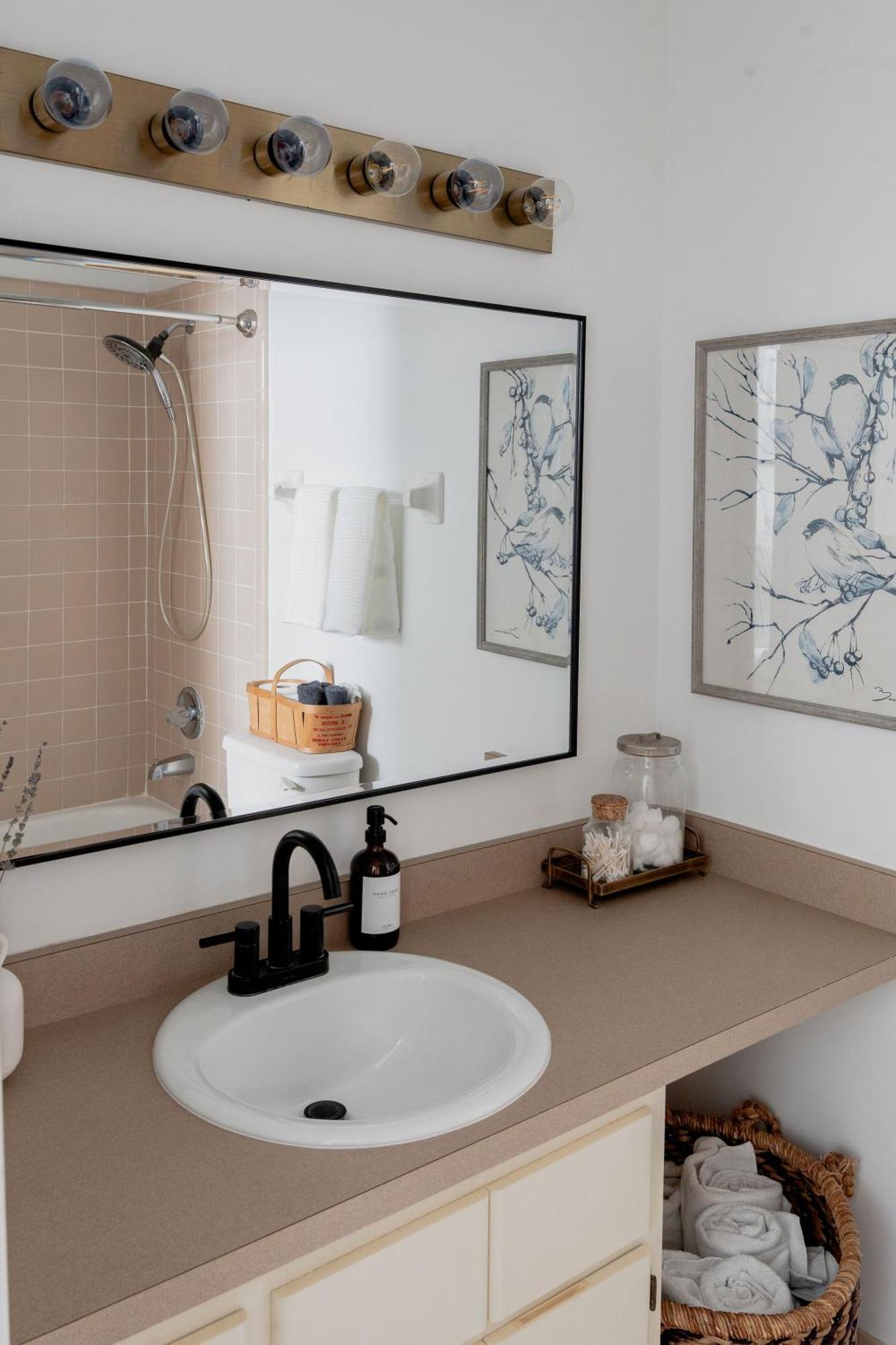 Peaceful, Modern, Renovated, Close To Everything! *