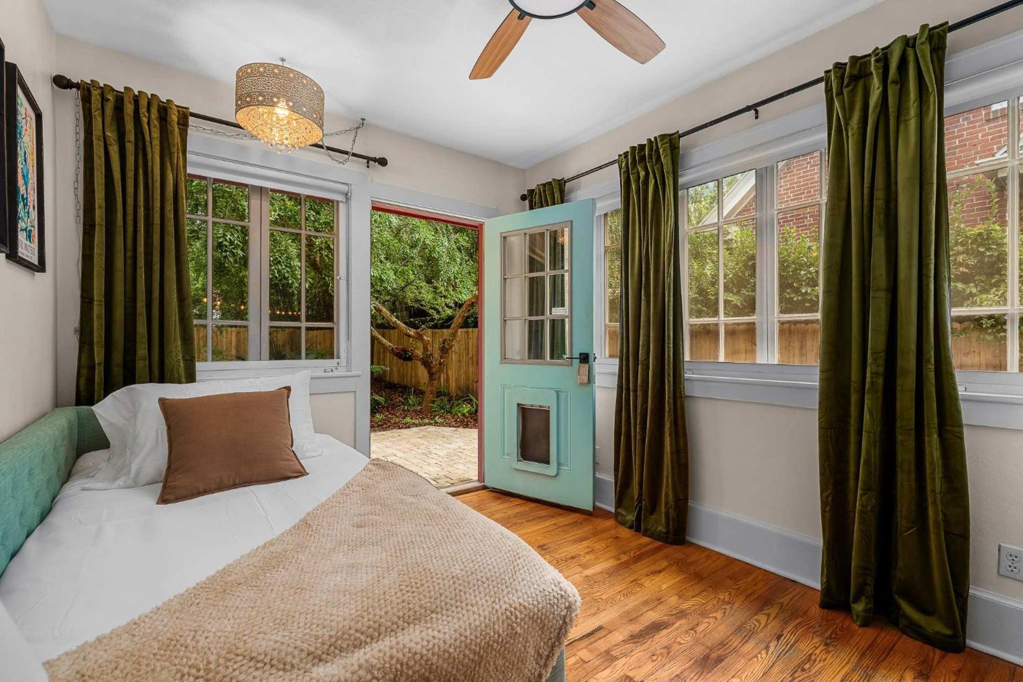 The Gallery At Duckpond - 1930s Historic Charm Gainesville