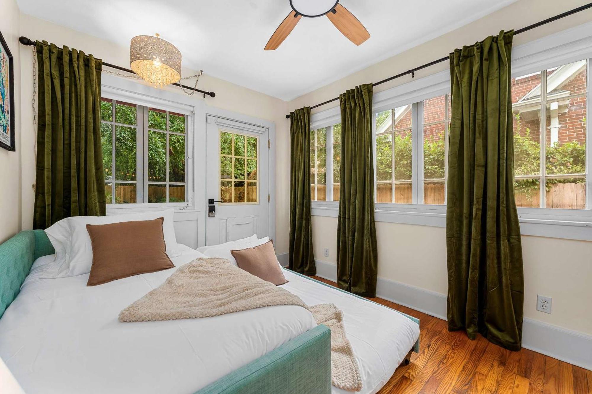 Holiday home The Gallery At Duckpond - 1930s Historic Charm *