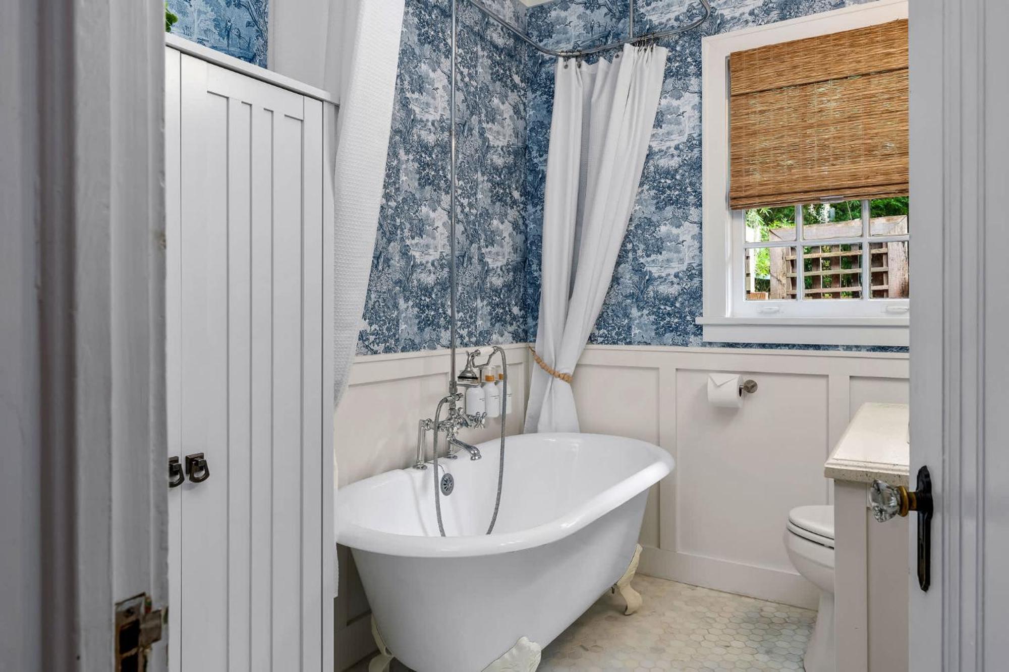 The Gallery At Duckpond - 1930s Historic Charm Gainesville