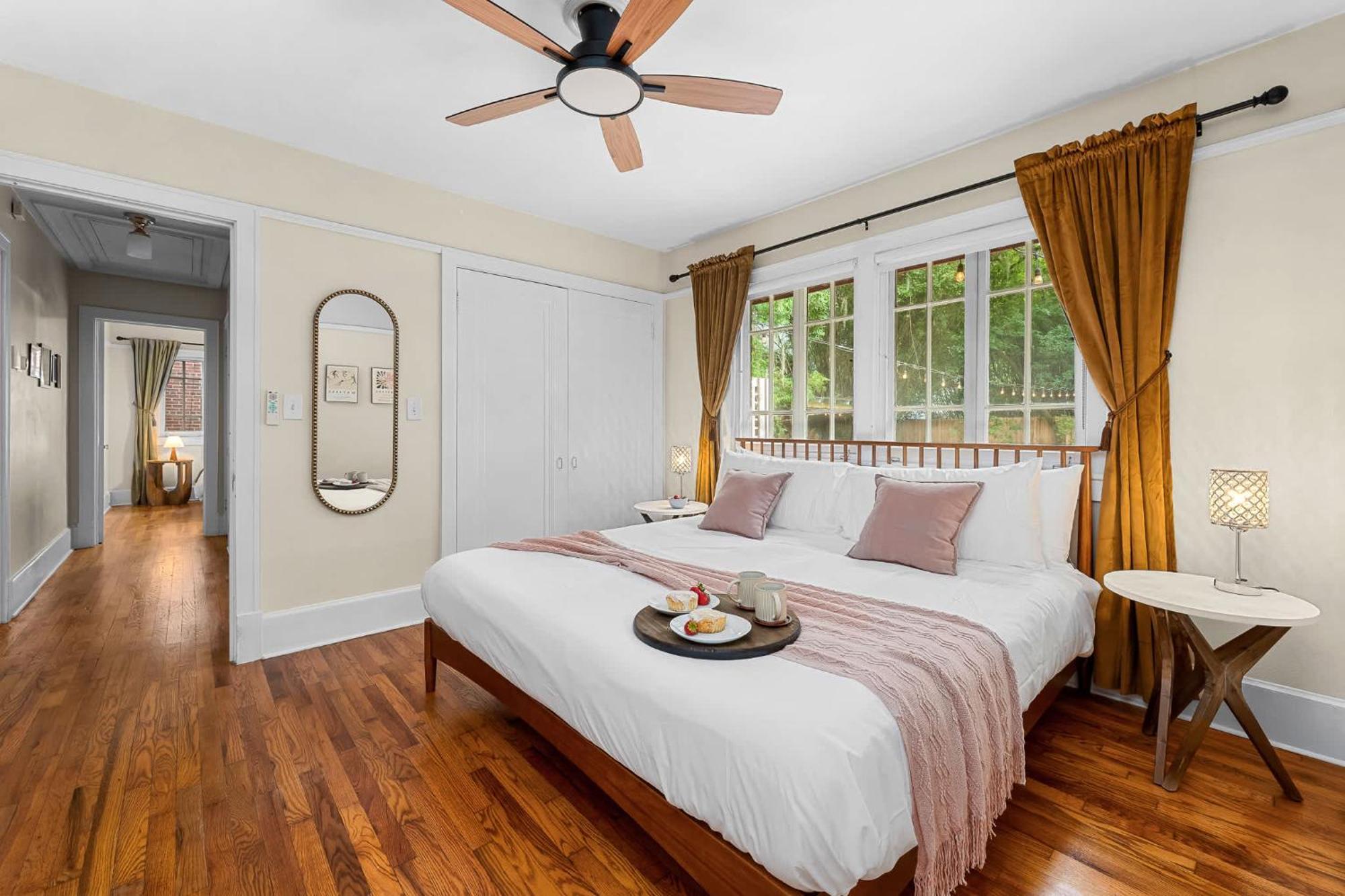 The Gallery At Duckpond - 1930s Historic Charm