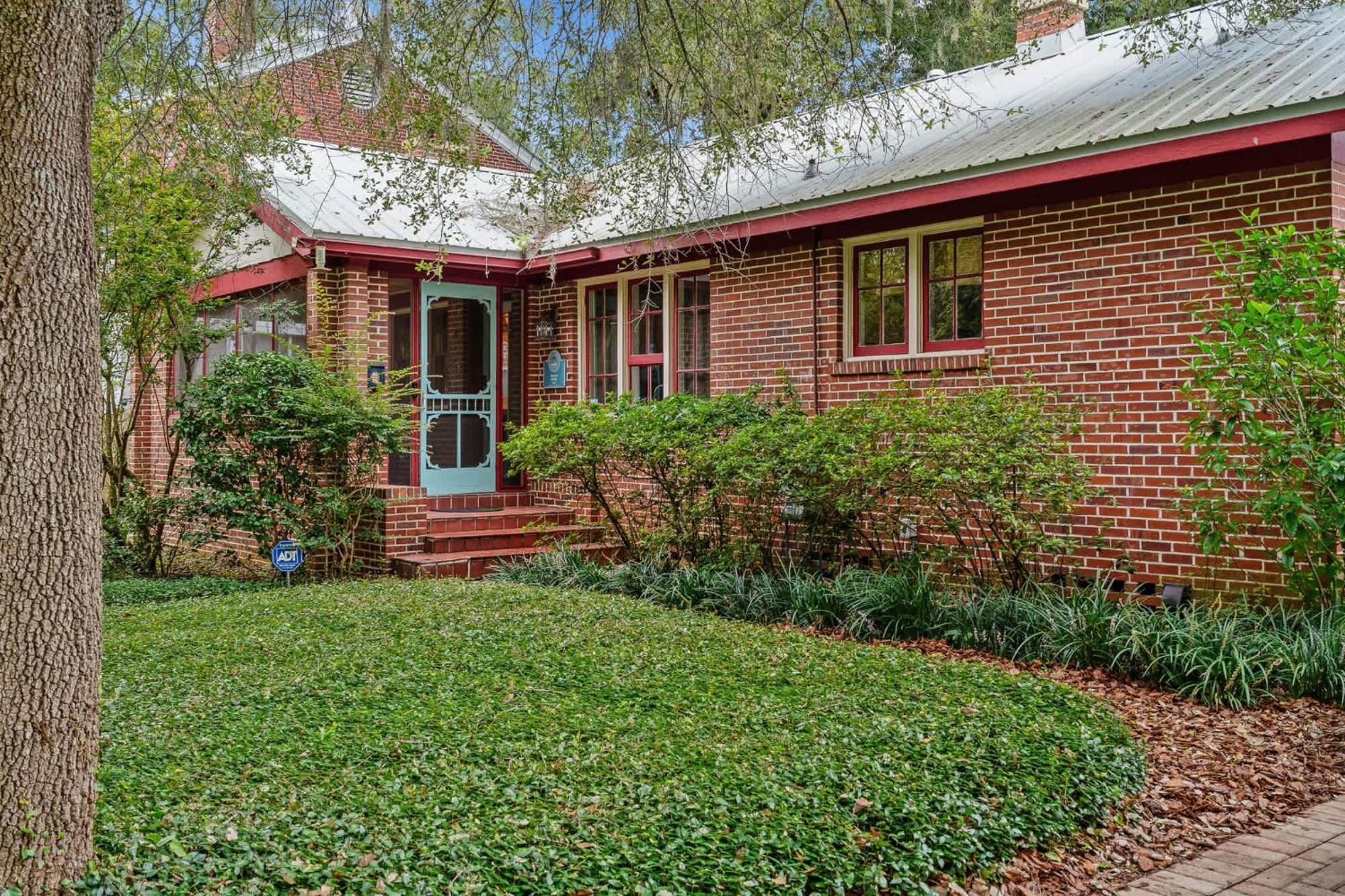 The Gallery At Duckpond - 1930s Historic Charm