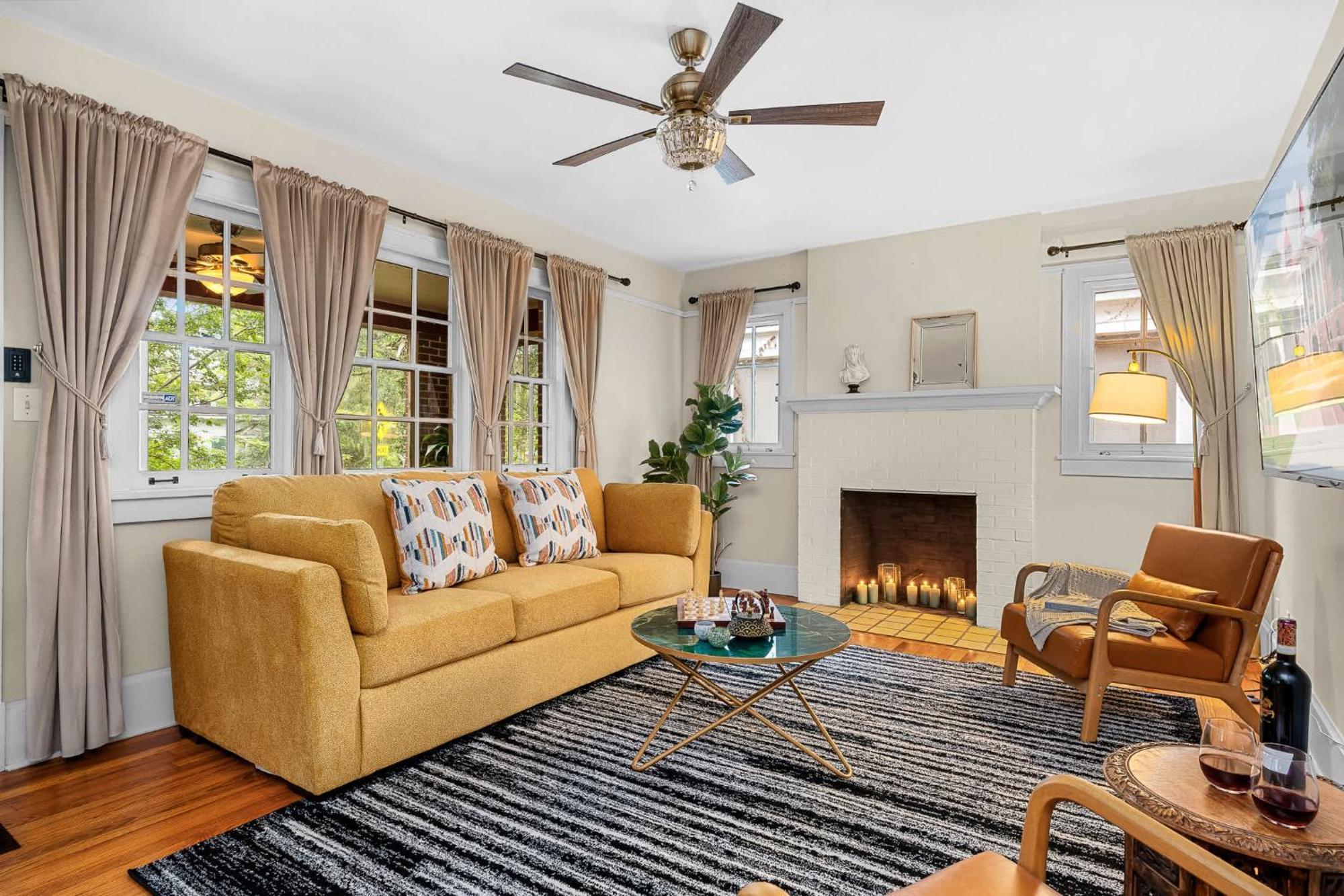 The Gallery At Duckpond - 1930s Historic Charm