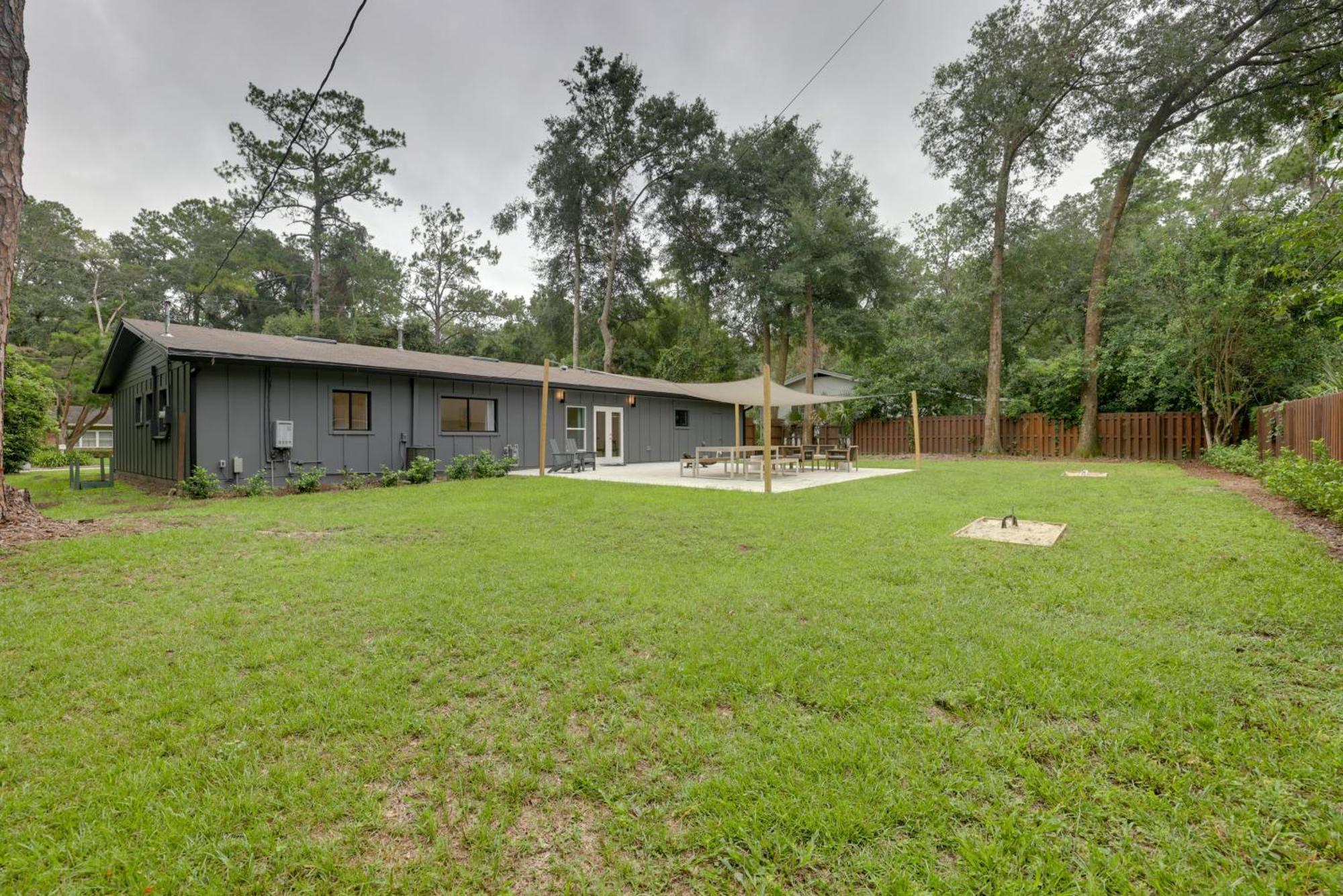Holiday home 1 Mi To Ben Hill Griffin Stadium With Patio!