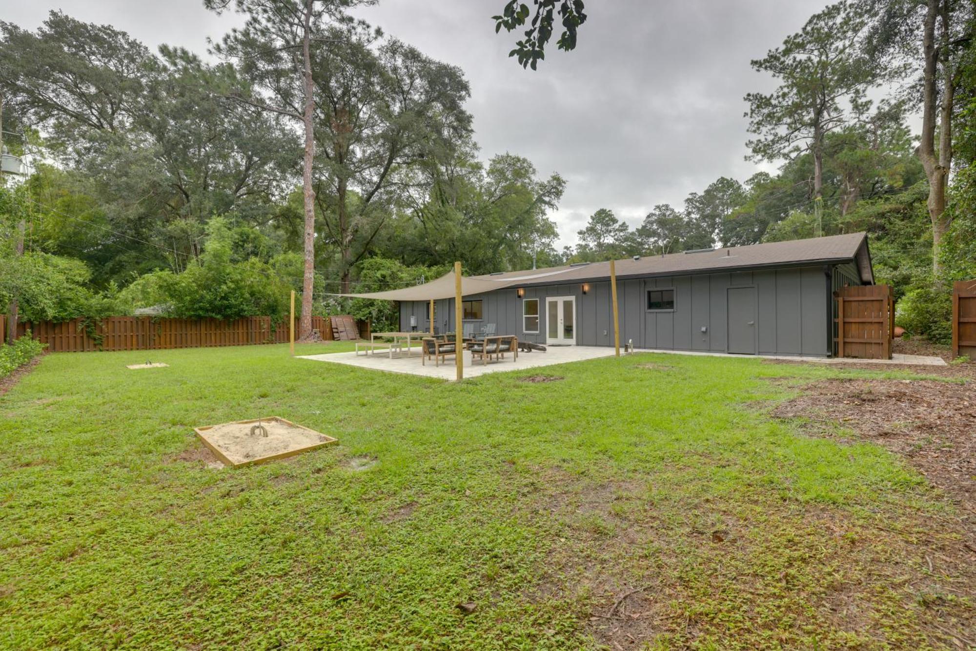 1 Mi To Ben Hill Griffin Stadium With Patio! *